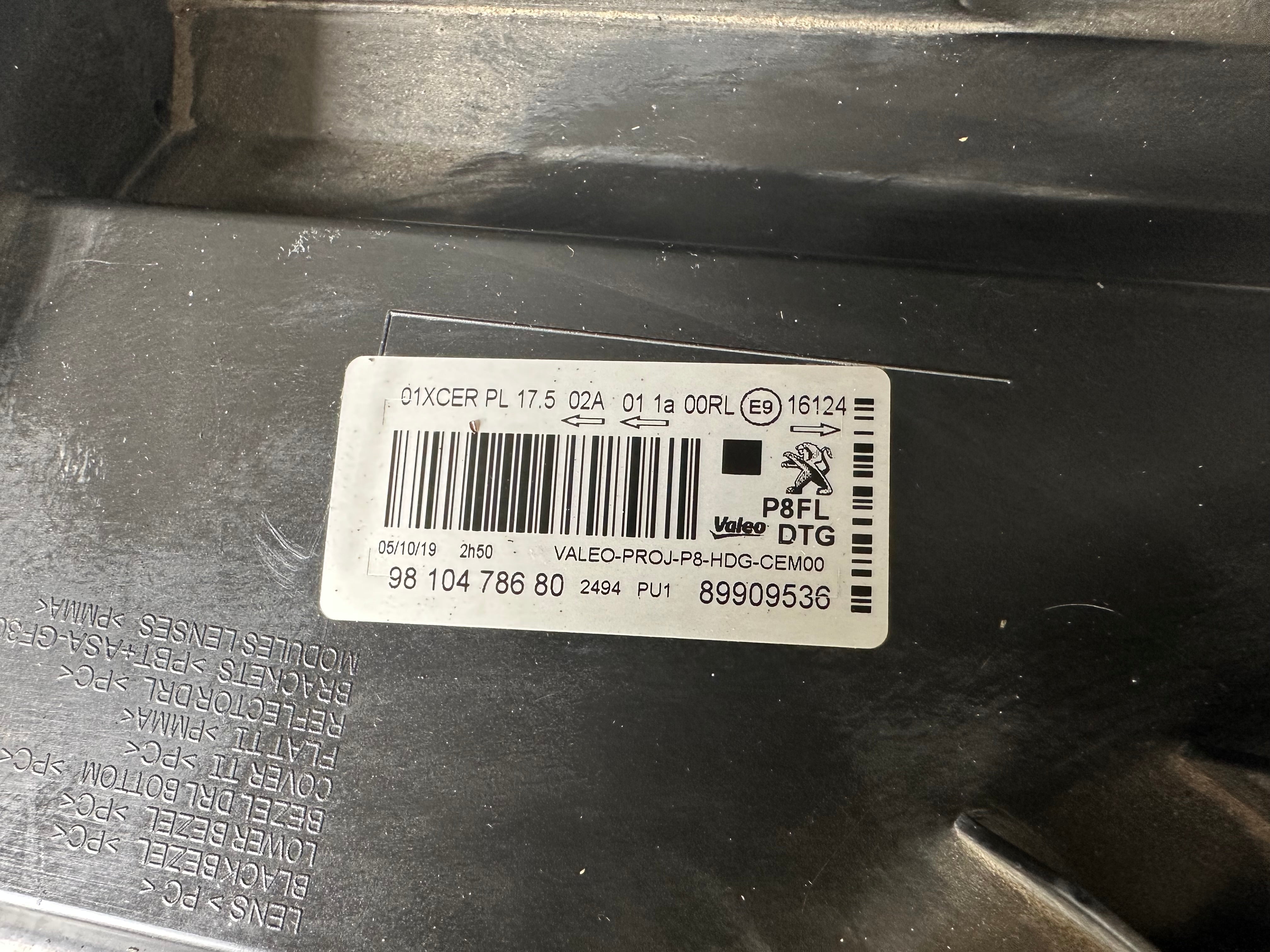 Peugeot 3008 5008 2017–2020 Right LED Headlight (89909536)