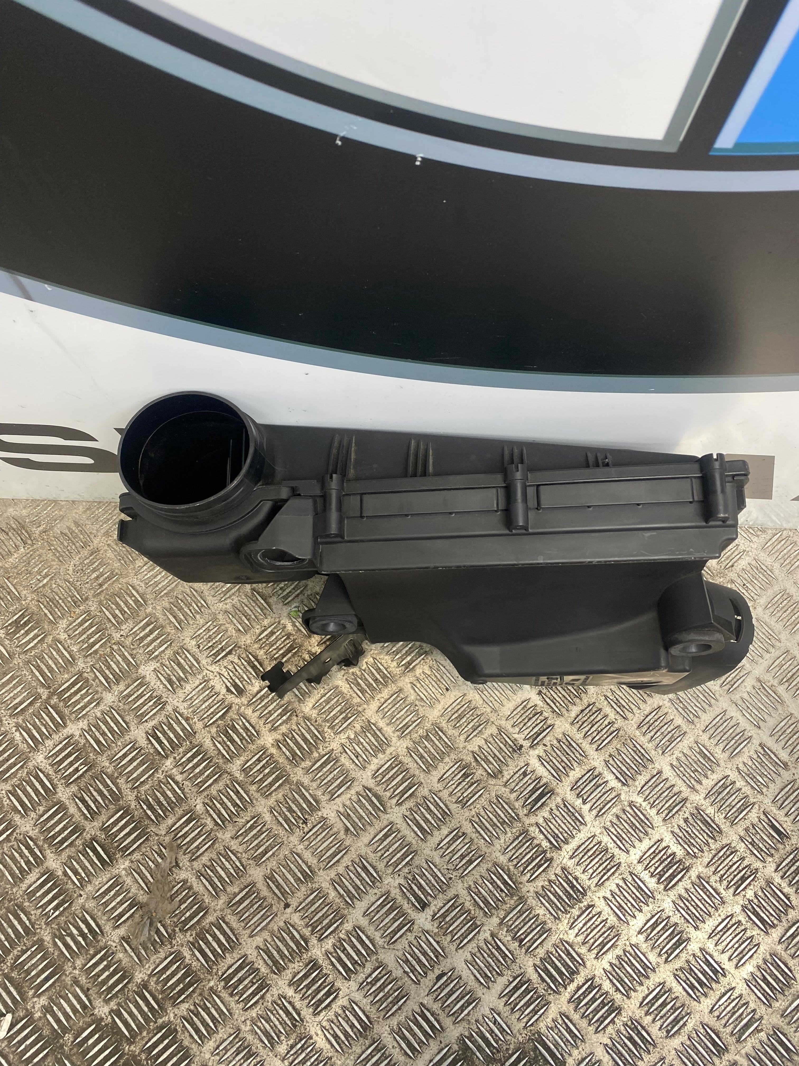 BMW 5 Series F07 / F10 / F11 / 6 Series F13 / X3 F25 N55 Air Filter Box Intake Silencer Housing (7583725) – 2009–2018
