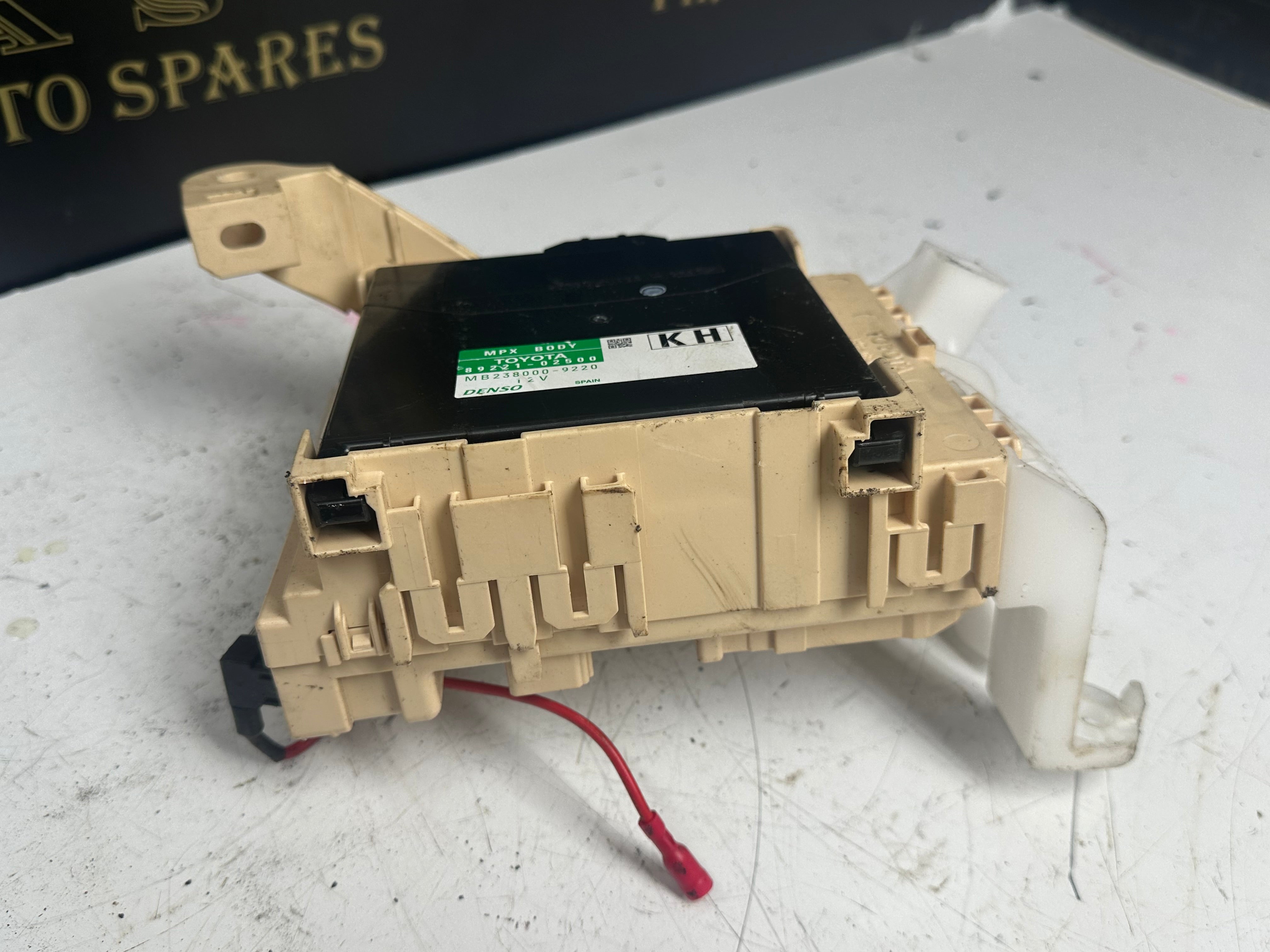 Toyota Auris Hybrid Body Control Module (6358-6756) (82730-12X81) 89221-02500)