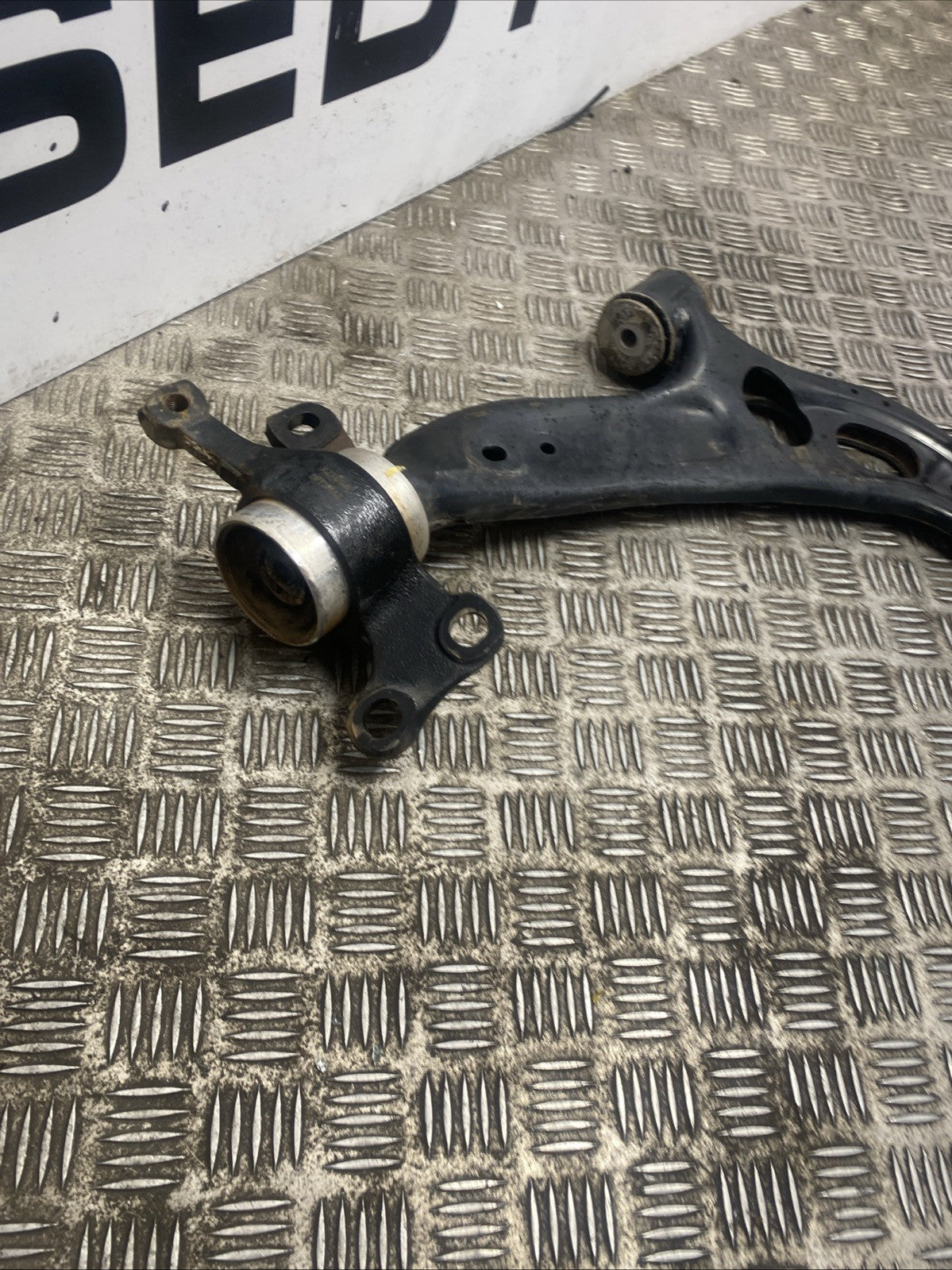 BMW 1 2 SERIES F40 F45 F46SHOCK ABSORBER & WISHBONE FRONT PASSENGER SIDE 687446