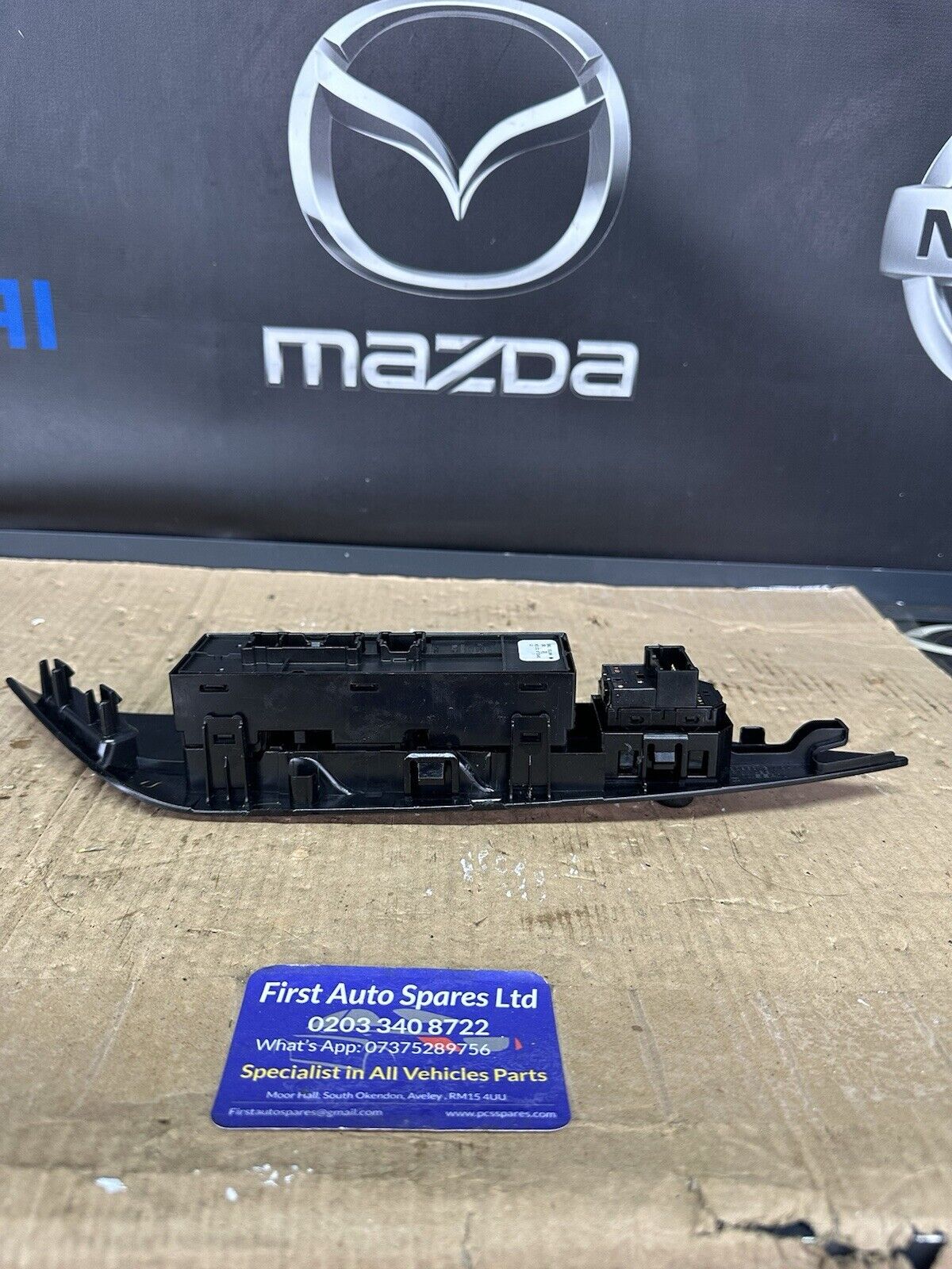 NISSAN LEAF MK2 2018-2024 DRIVERS DOOR WINDOW SWITCH 254015SJ0A