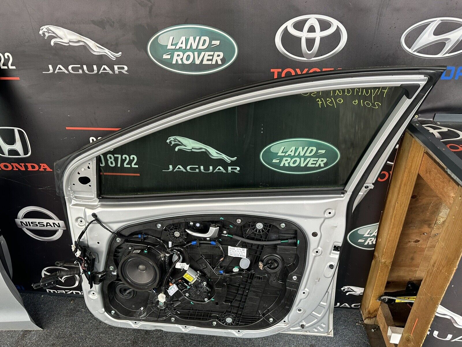 HYUNDAI I30 2016 O/S FRONT DOOR SILVER