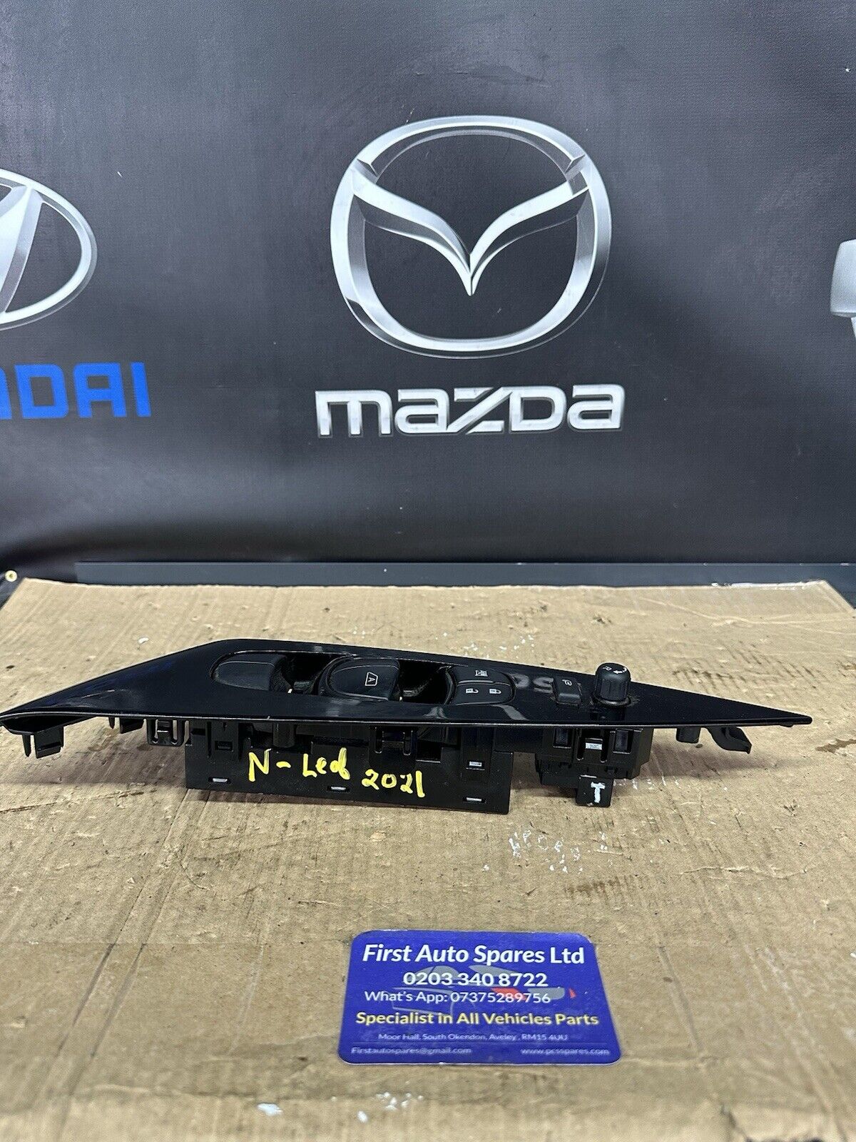 NISSAN LEAF MK2 2018-2024 DRIVERS DOOR WINDOW SWITCH 254015SJ0A