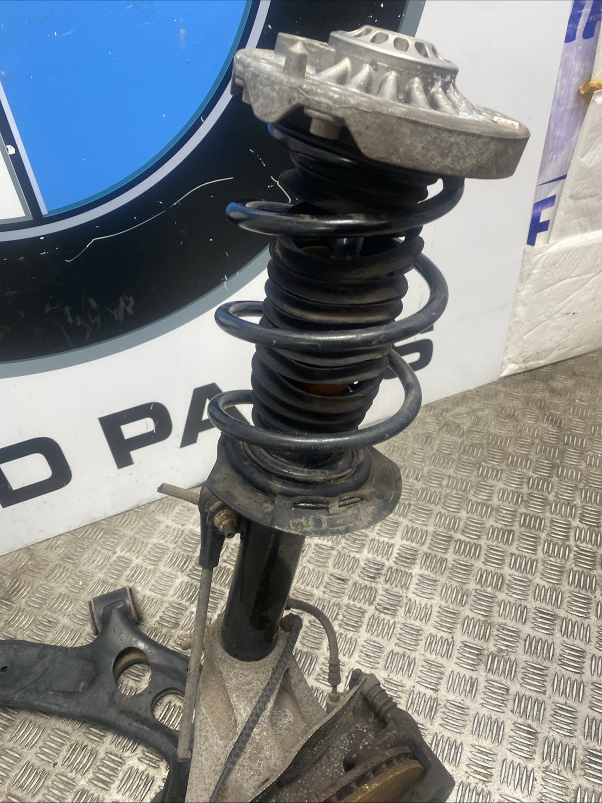 BMW 1 2 SERIES F40 F45 F46SHOCK ABSORBER & WISHBONE FRONT PASSENGER SIDE 687446