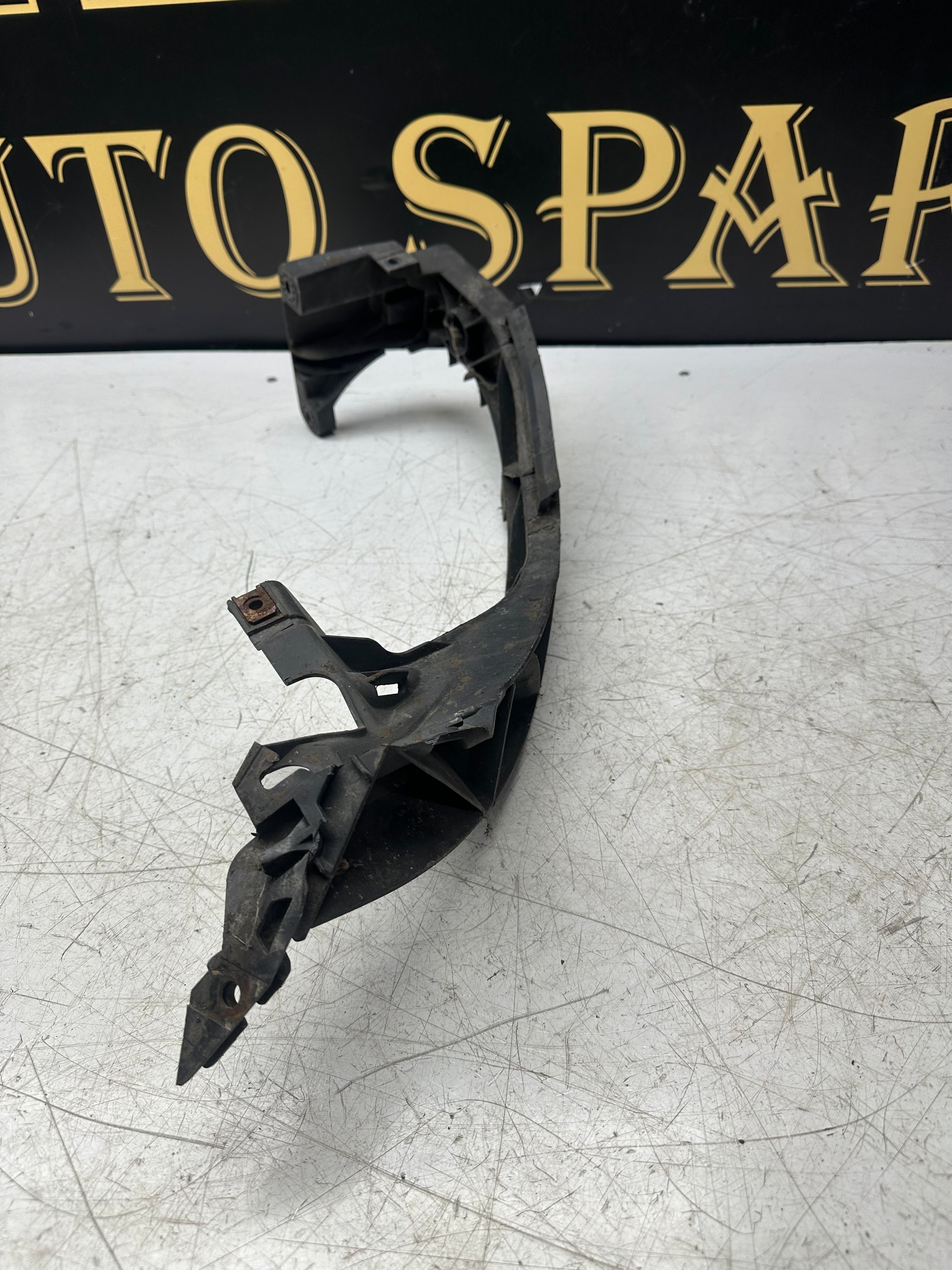 BMW 1 Series F20/F21 Right Driver Side Headlight Bracket / Holder (2011–2019)(7120824 / 5164-7120824)