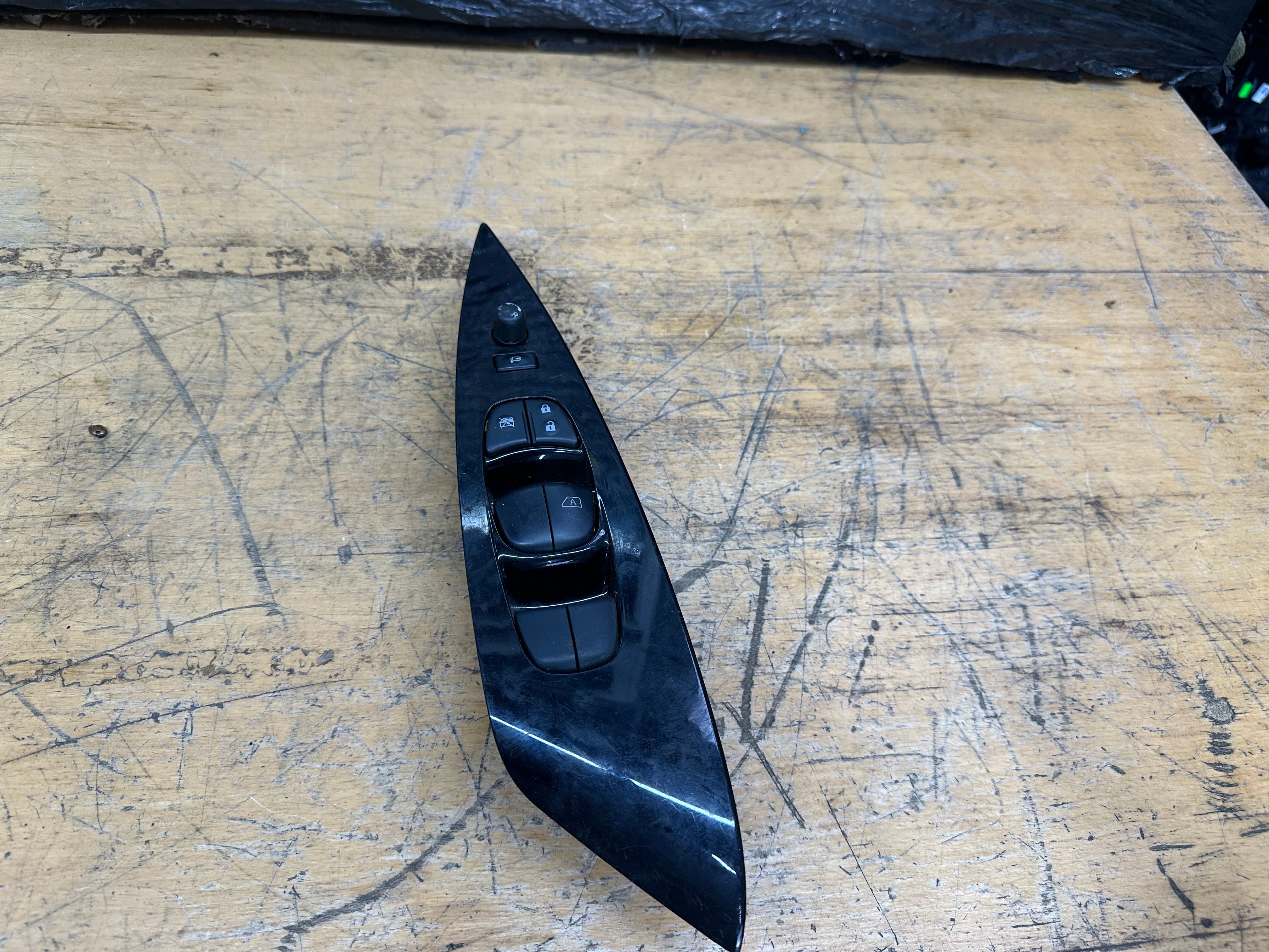 Nissan Leaf 2021 Front Right Door Window Switch (80960 3NM0A) (25401 5SJ0A)
