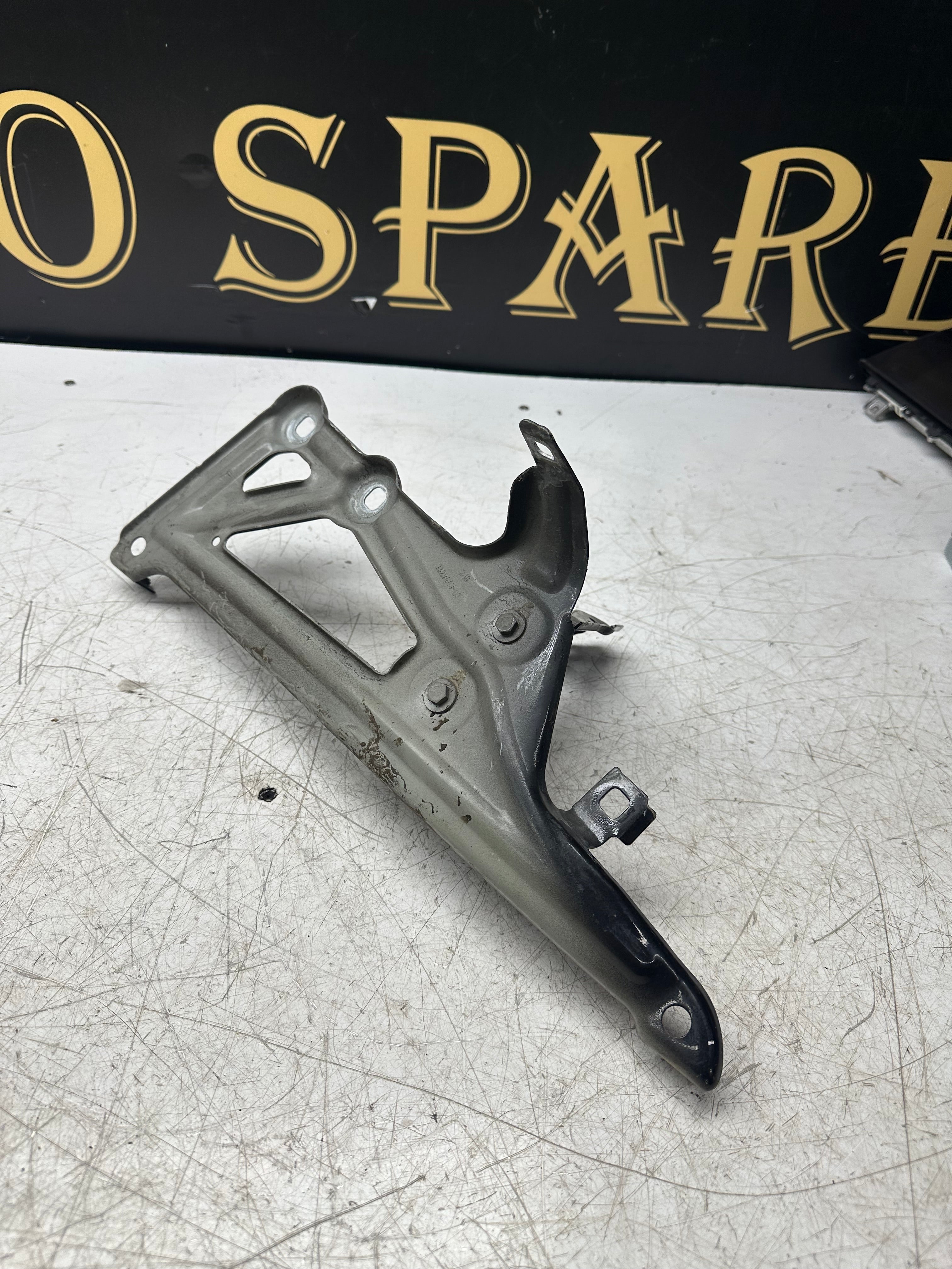 BMW X1 F48 Wing Panel Bracket Set – Right Passenger Side (7329447)