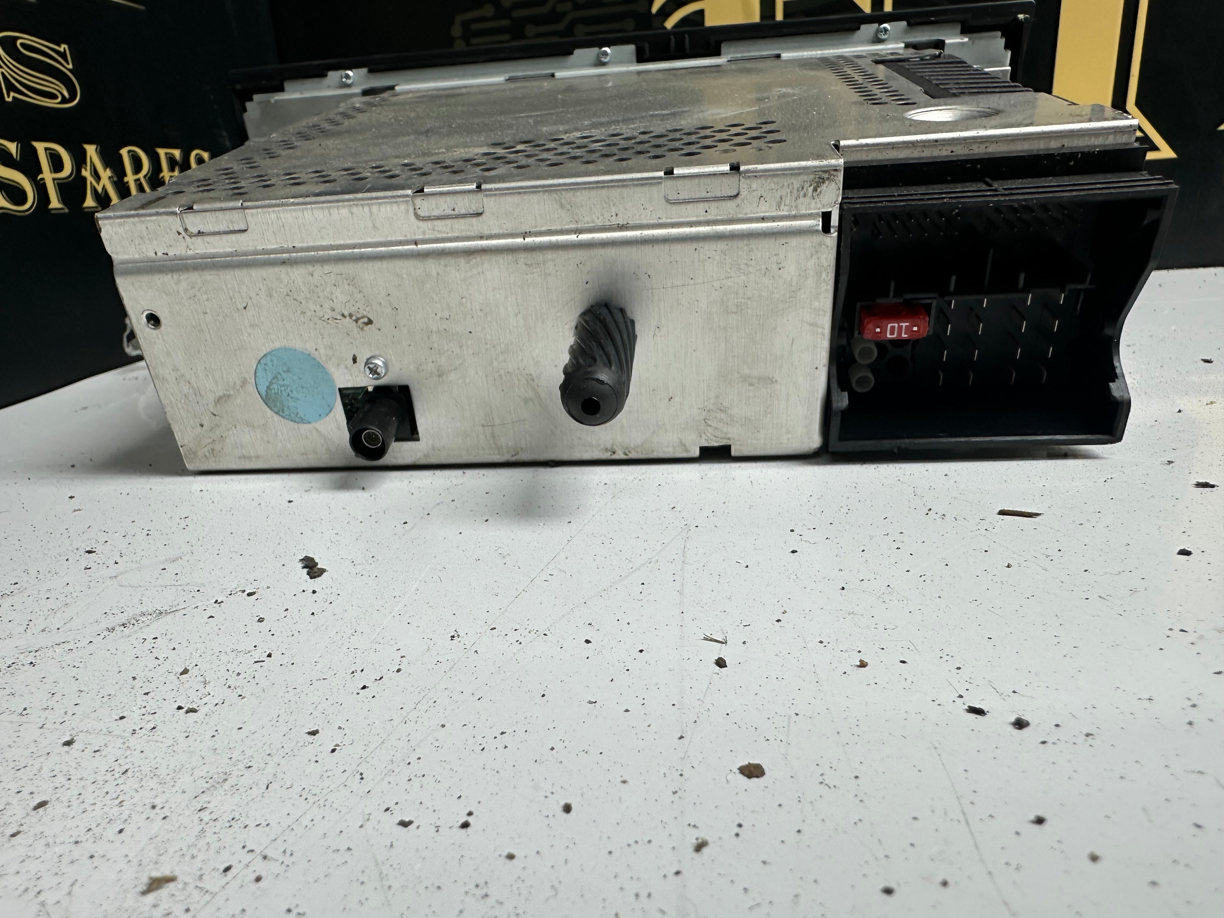 BMW E90 Radio Professional CD73 Player (65126983018)
(65.12-6 983 018)