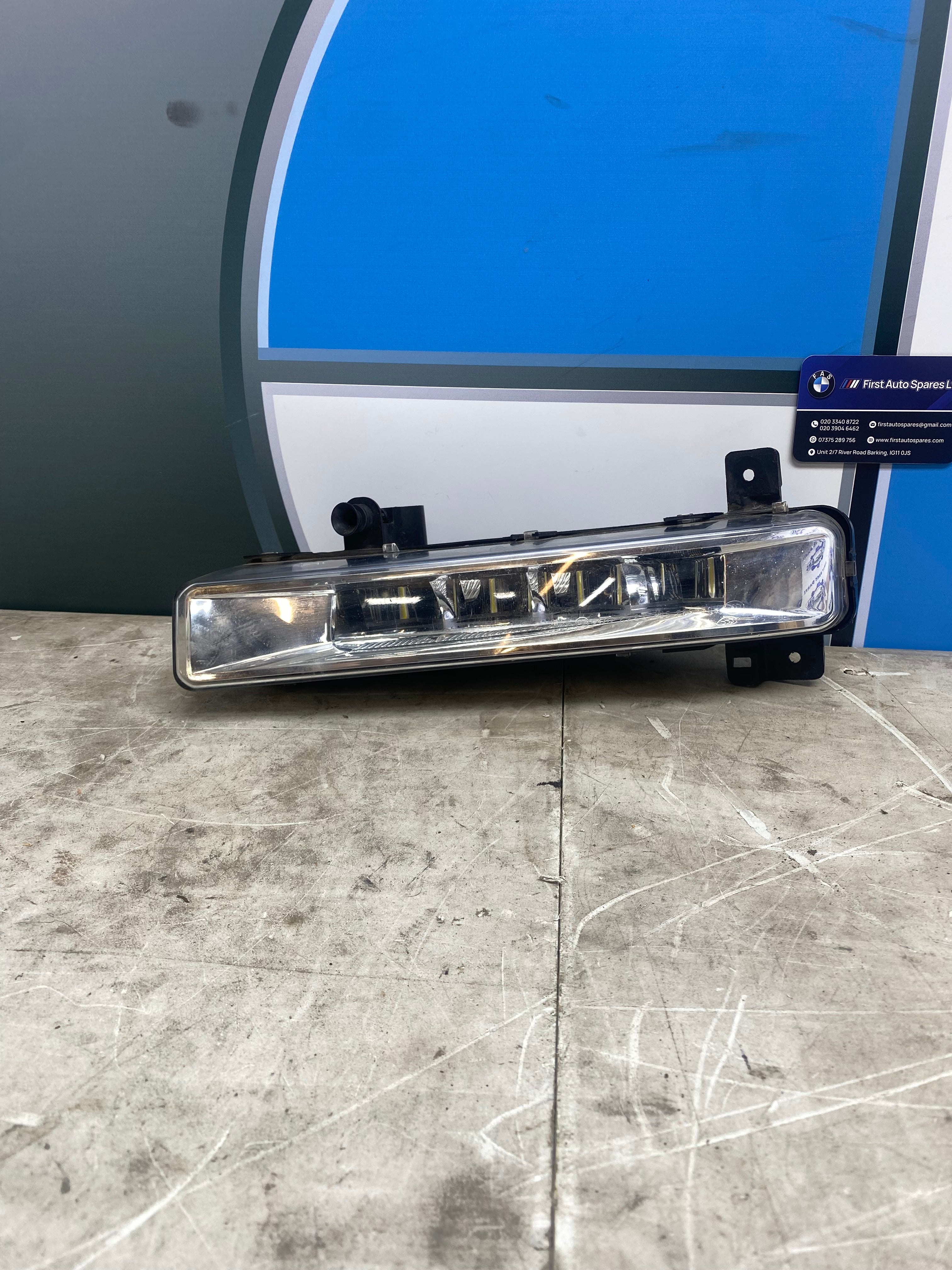 BMW 5 Series & 7 Series Right Headlight Mounting Bracket – Halogen / LED
