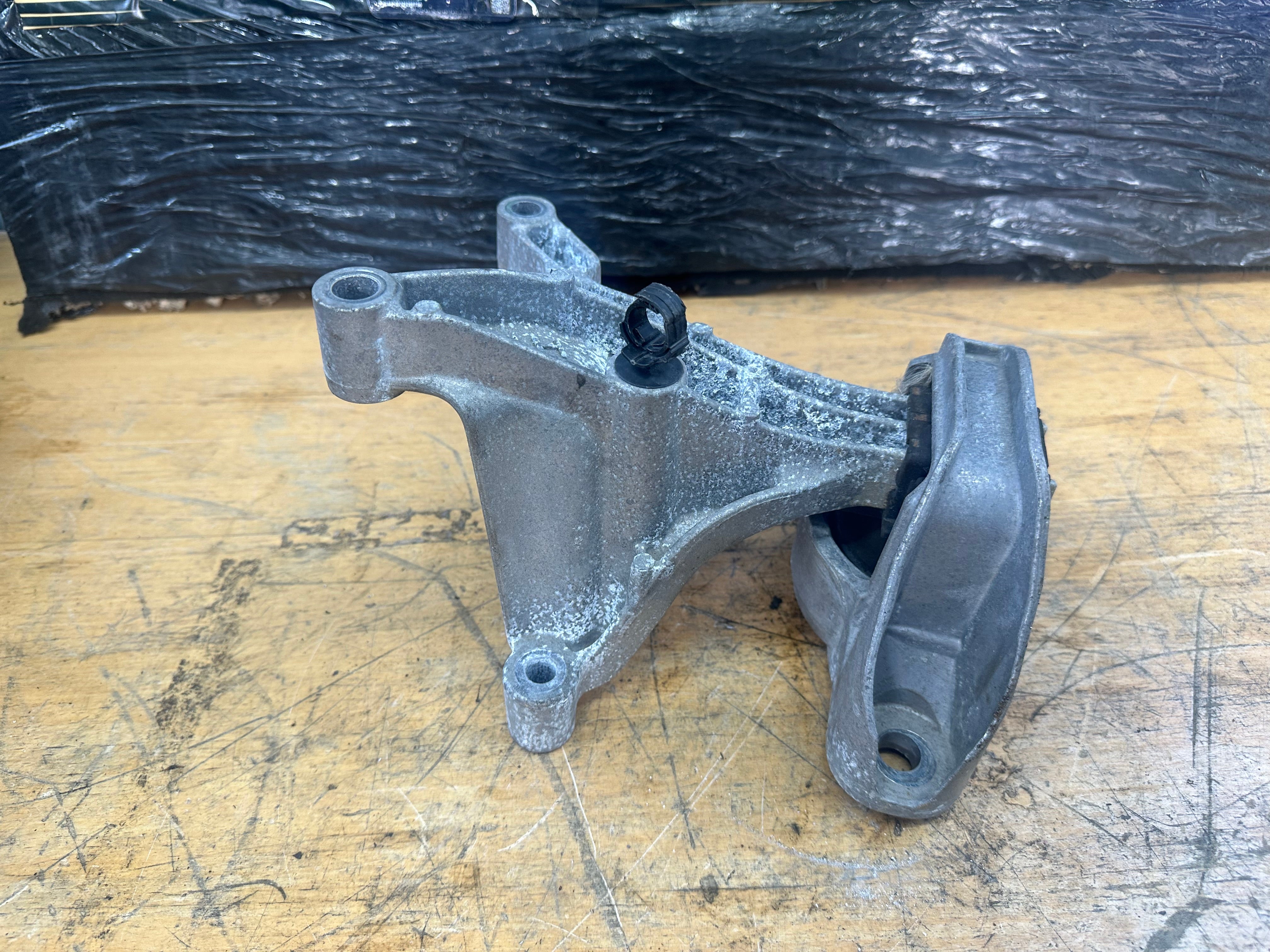 Nissan Juke MK2 2019–2023 Right Driver's Side Engine Mount Bracket