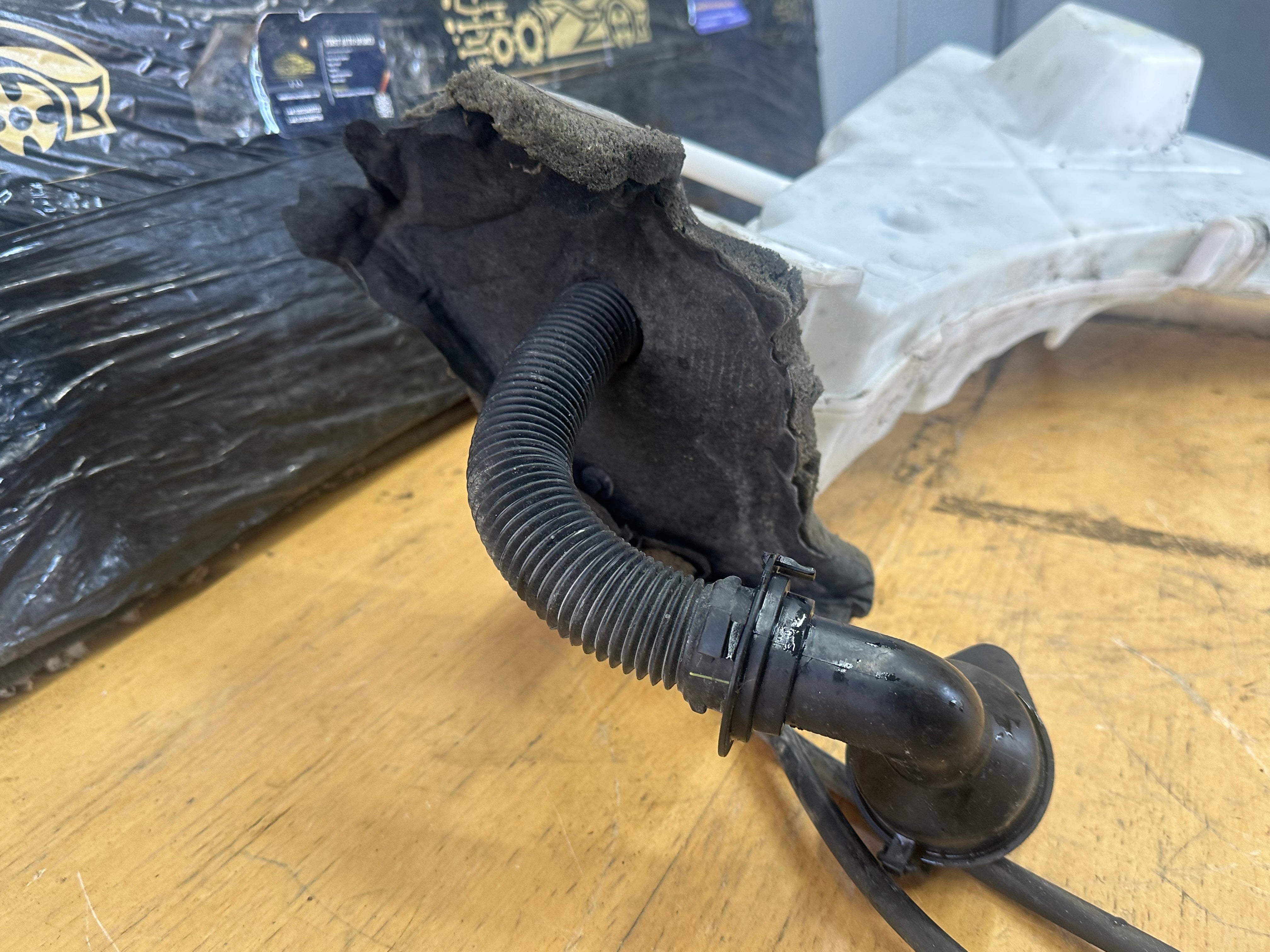 BMW X5 F15 2014–2018 M Sport Windscreen Washer Bottle (7292424) (7292424-14)