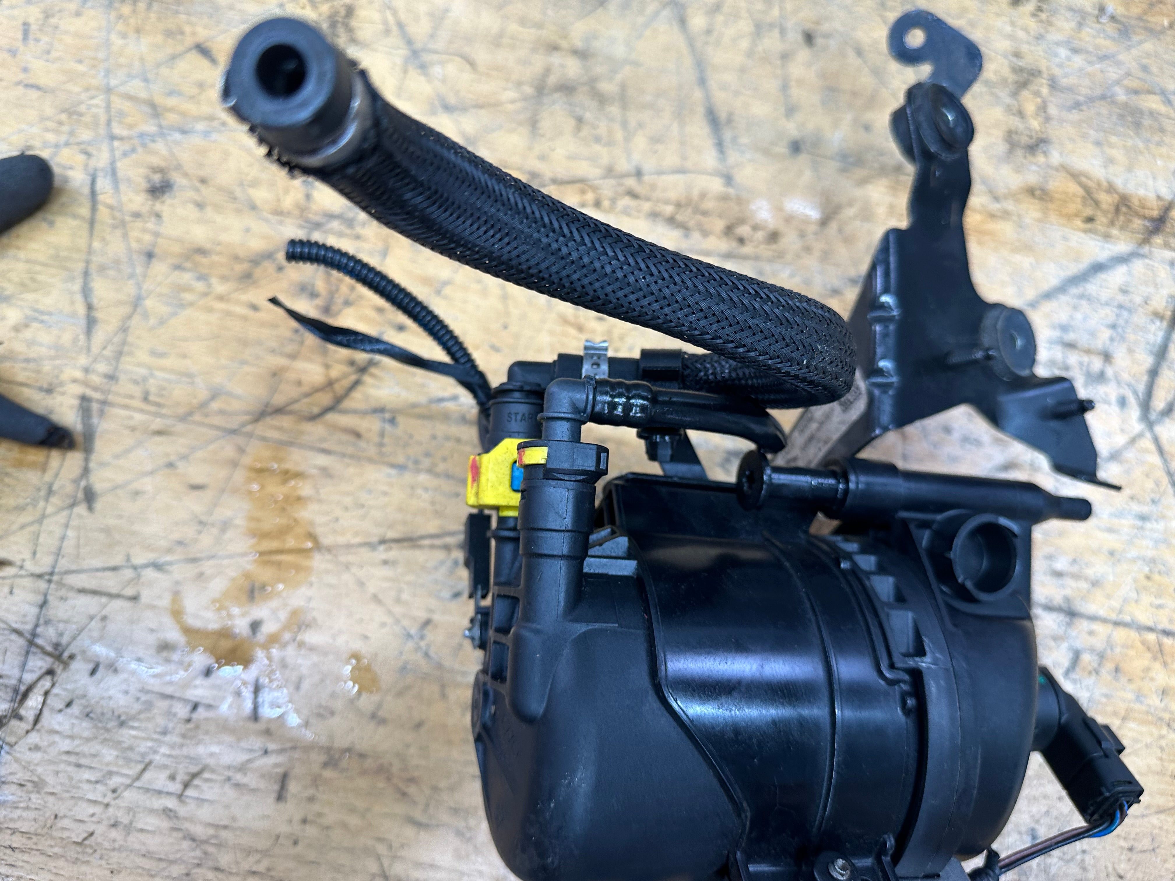 Jaguar F-Pace X761 2017–2021 2.0 Fuel Filter Housing (GX73-9D202-AE)