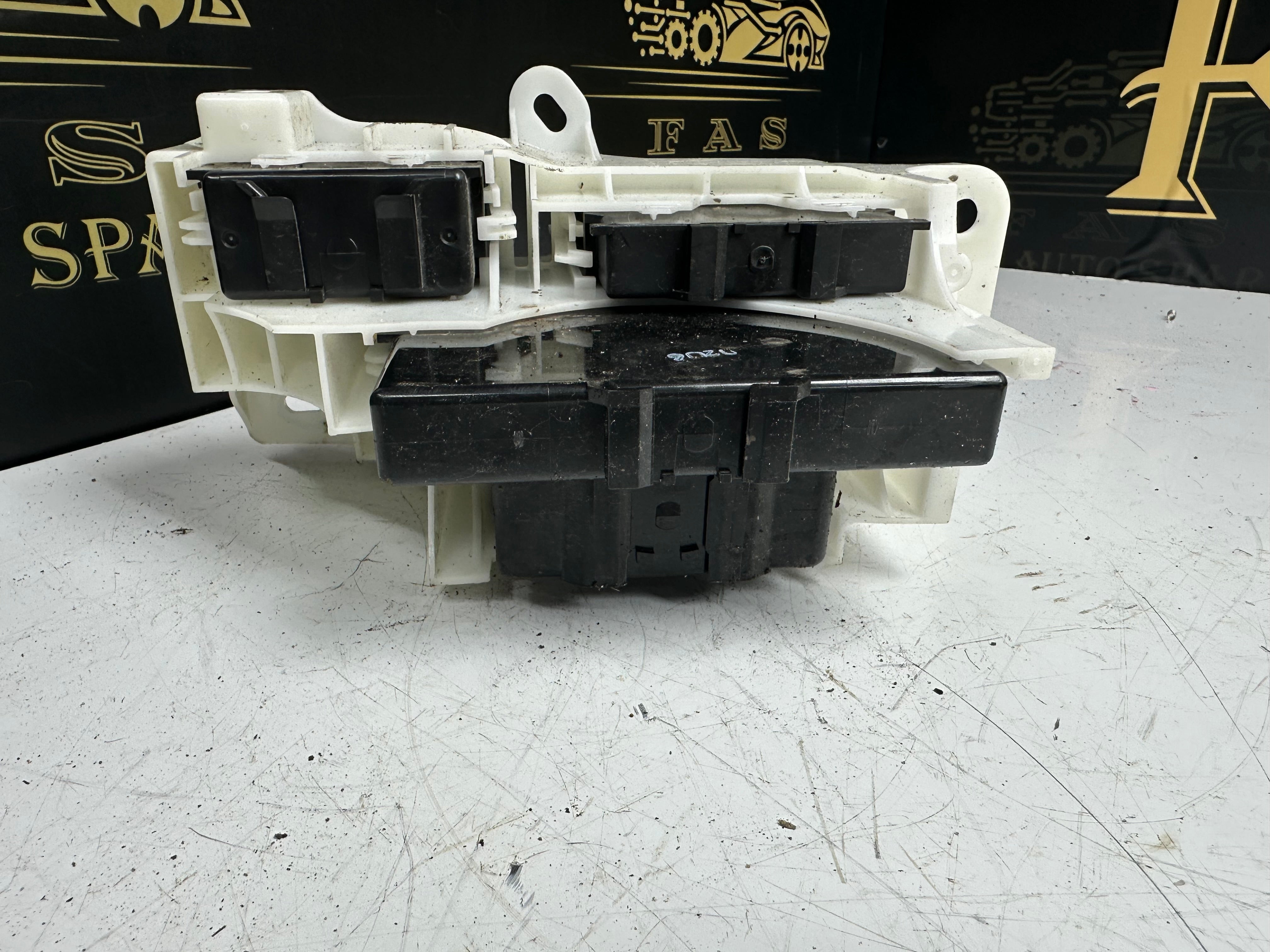 Toyota Auris Hybrid HEV E18 Box Computer Integration (82877-02040)