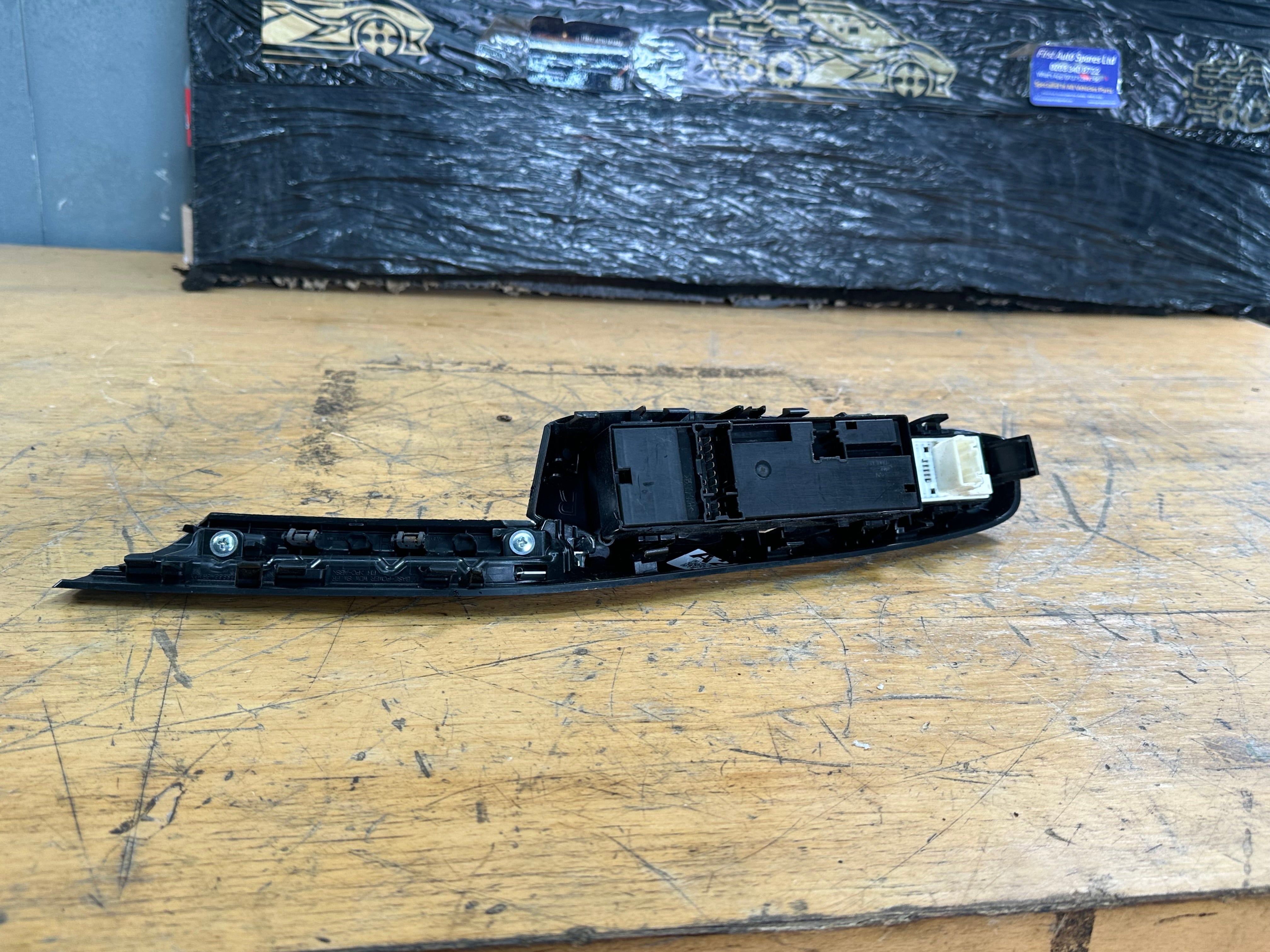 Nissan Qashqai 2019 Front Right Driver’s Electric Window Switch (220117SN1)