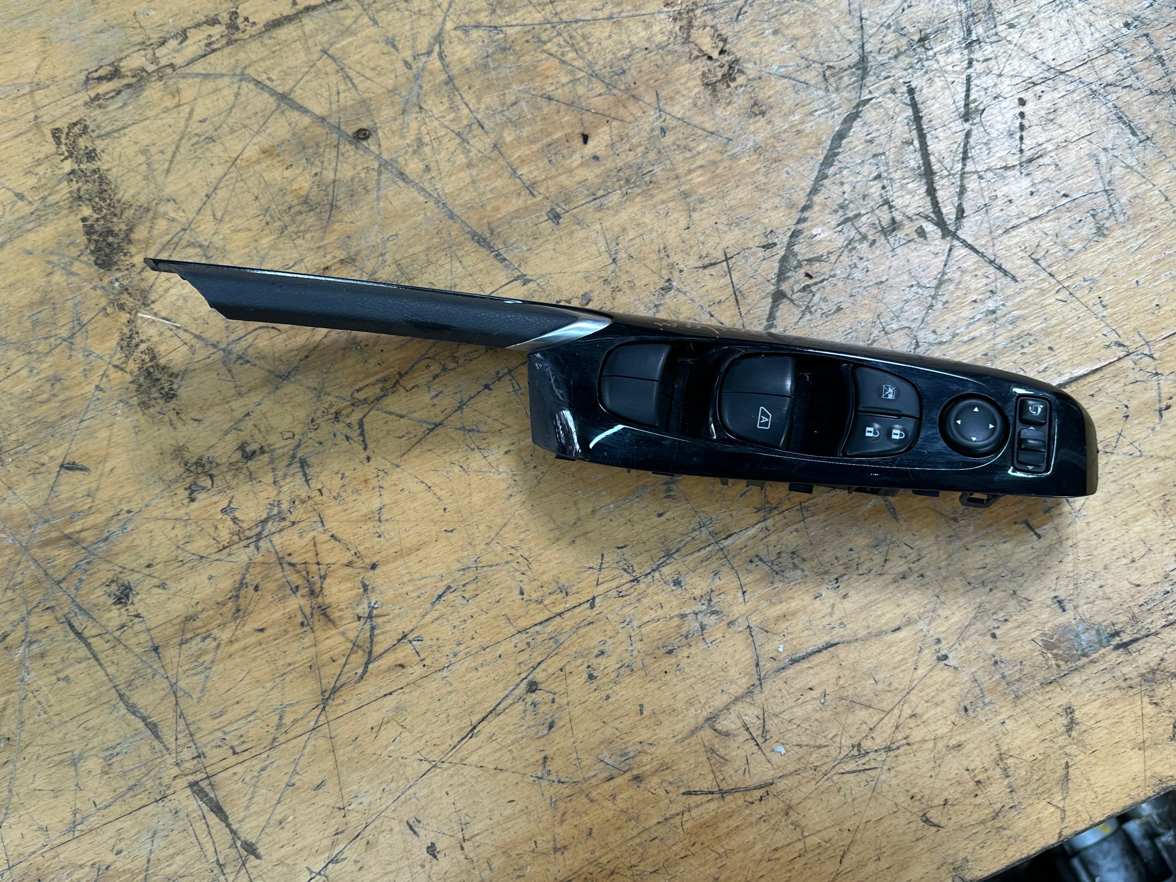 Nissan Qashqai 2019 Front Right Driver’s Electric Window Switch (220117SN1)