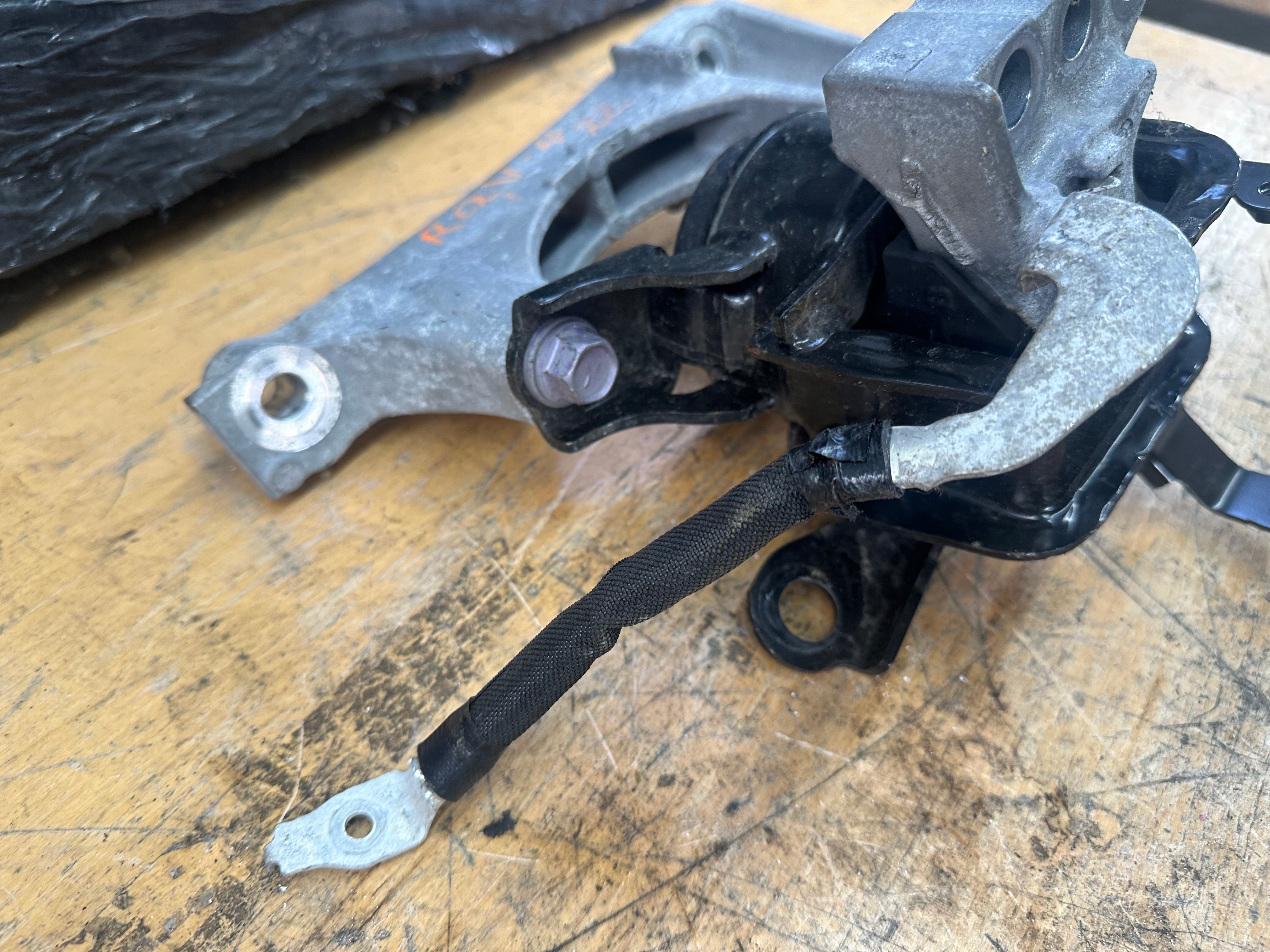 Toyota RAV4 (XA50) 2022 2.5 Hybrid Right Driver's Side Engine Mount (12305-25040)