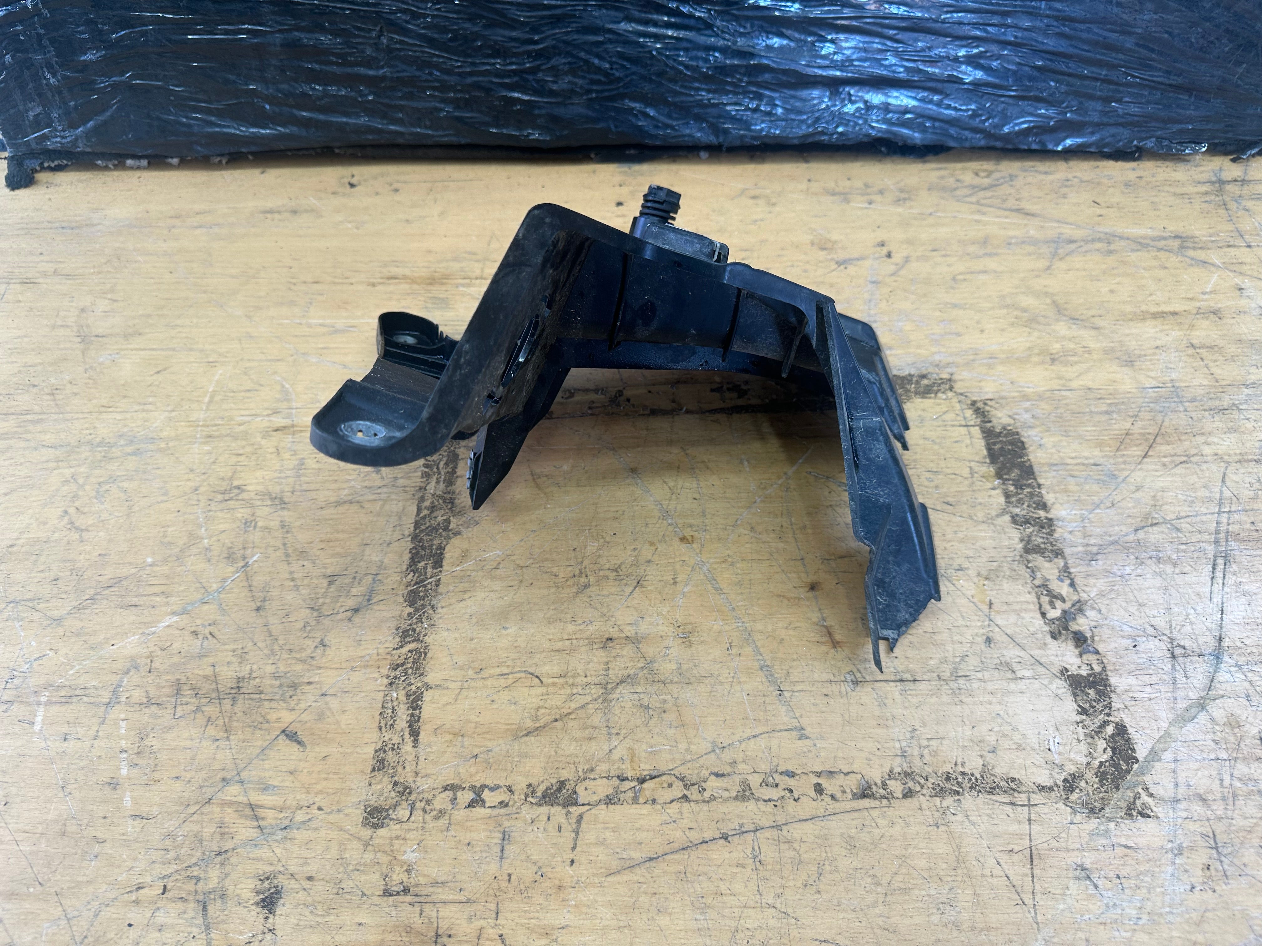 BMW X5 X6 F15 F16 2015–2018 Right Driver's Front Fender Bracket O/S (7294544)