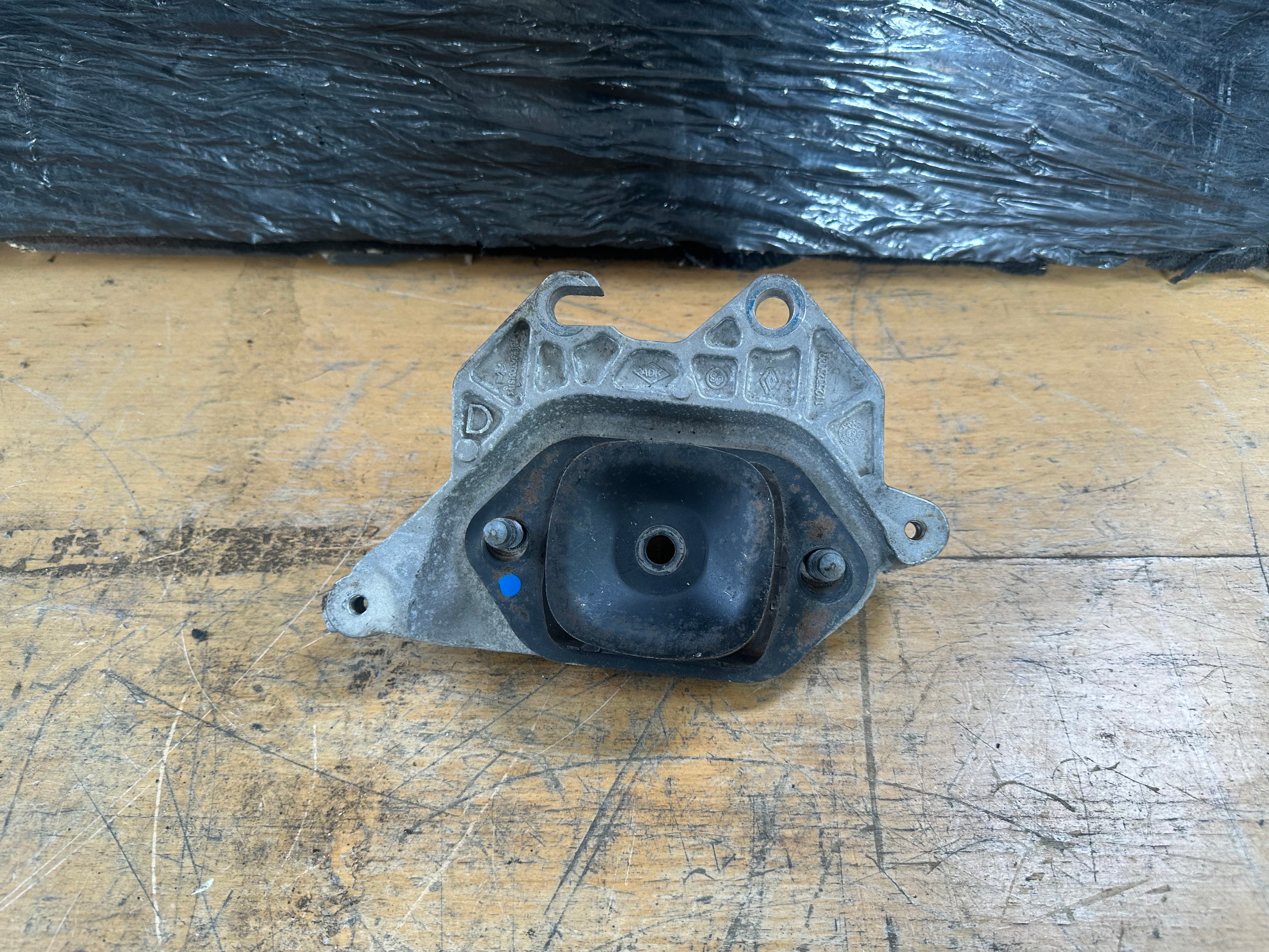 Renault & Nissan Juke F16 1.0 Petrol N/S Passenger Left Front Engine Mount (112532302R)