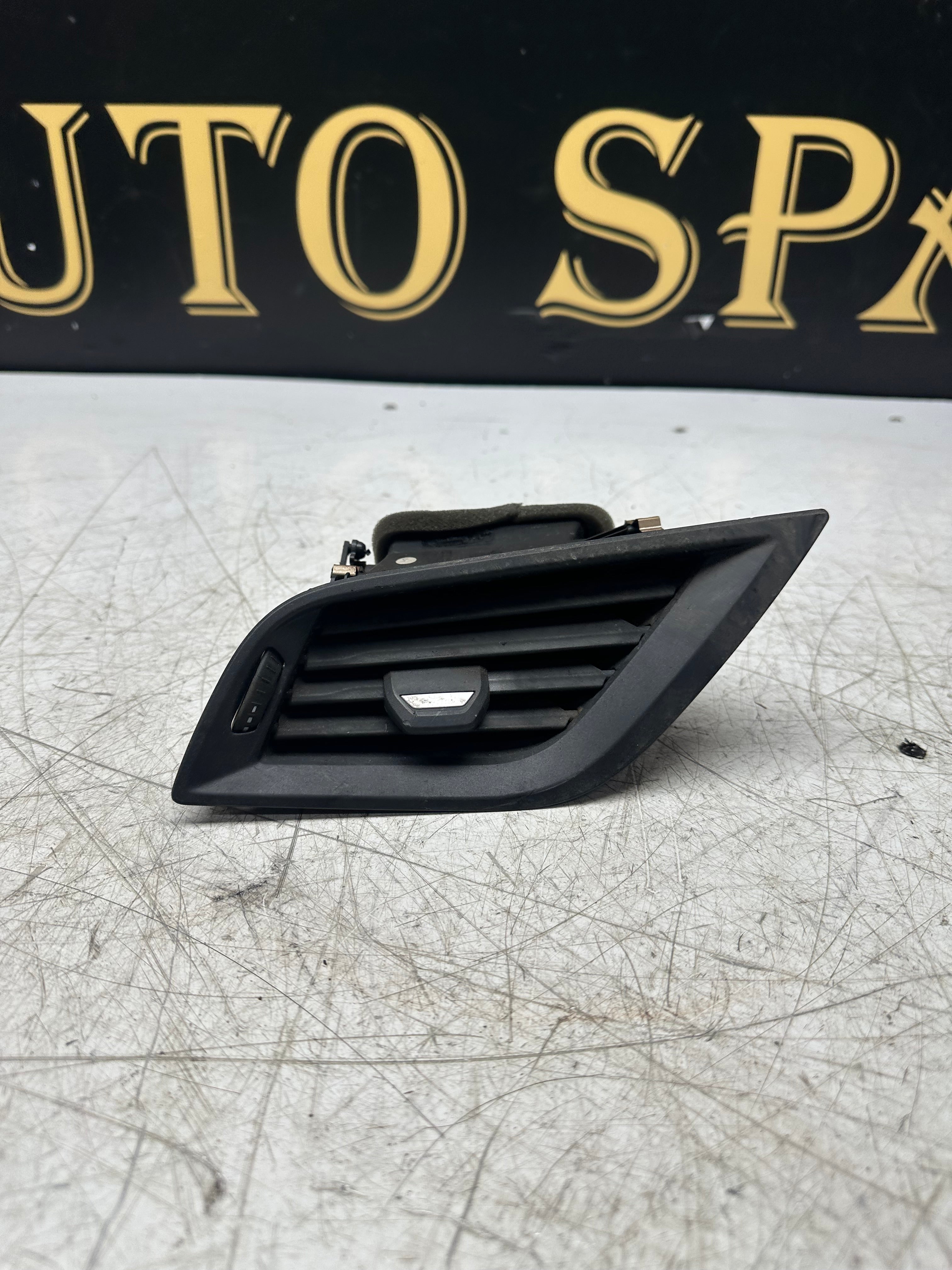 BMW 1 Series F40 Dashboard Air Vent Grill – Left Side (6823191)