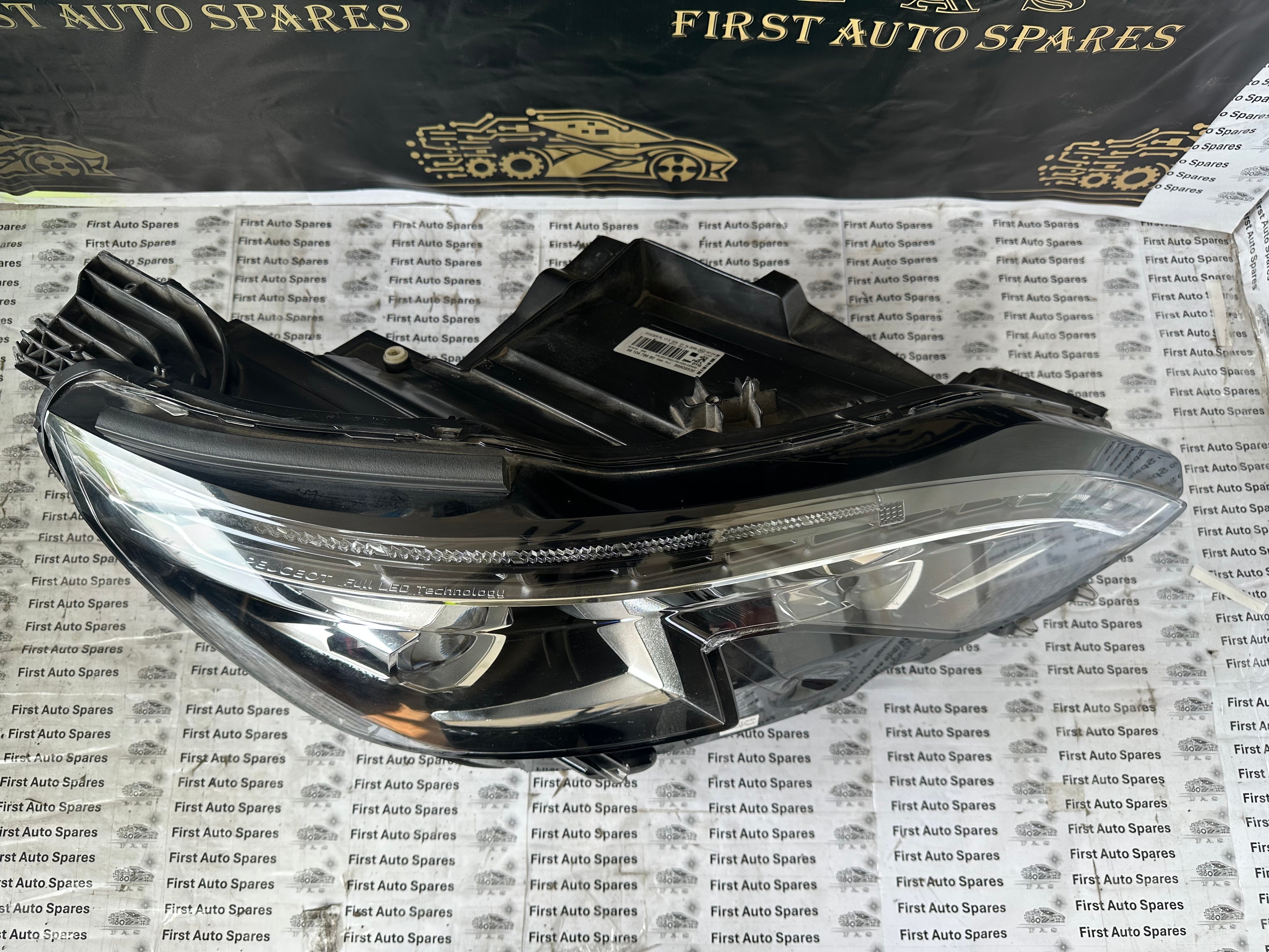 Peugeot 3008 5008 2017–2020 Right LED Headlight (89909536)