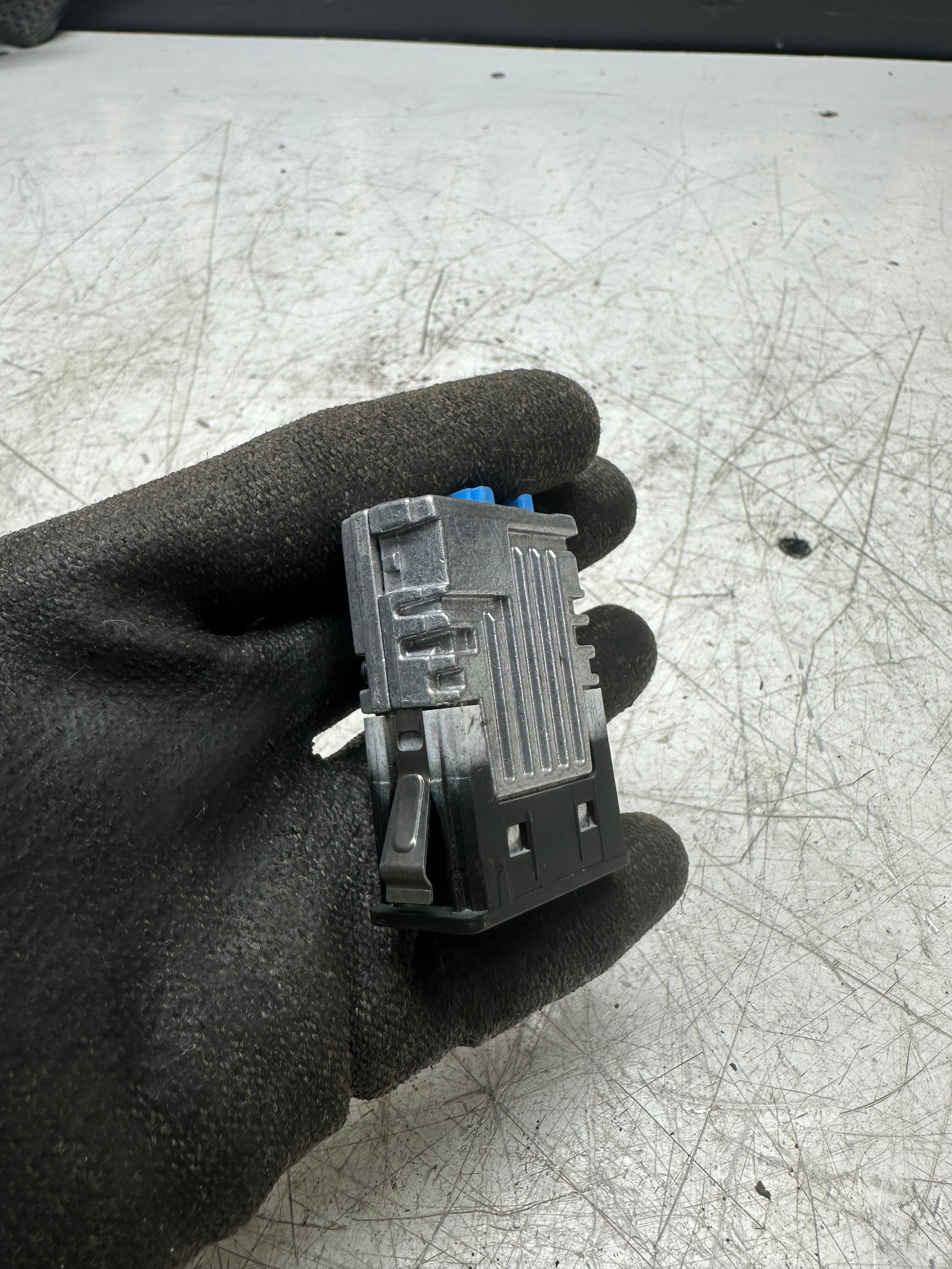 BMW USB-C Dual Socket Plug (8711938)