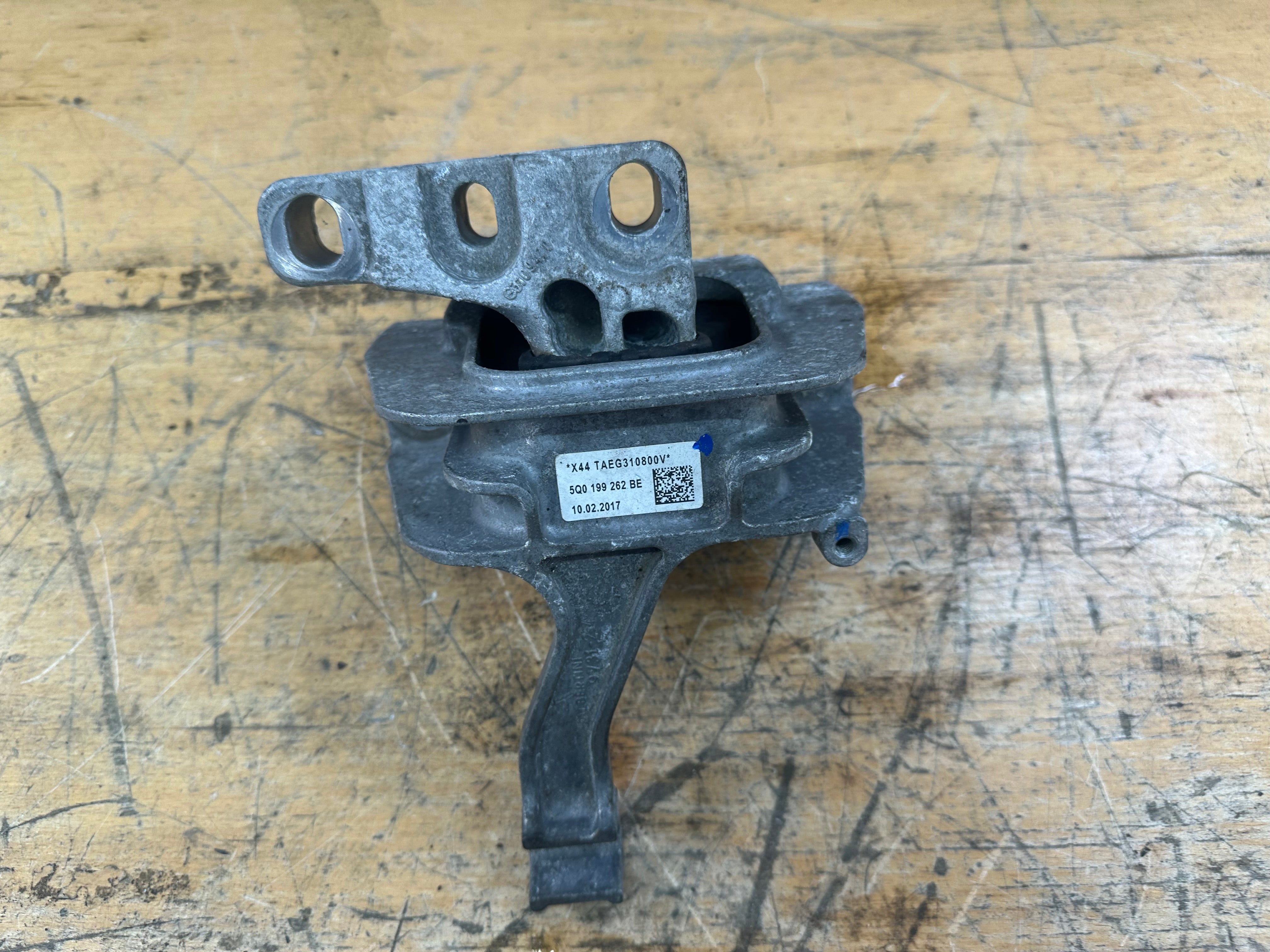 Audi A3 S line 2017 / VW Golf Mk7 2017 Right O/S Drivers Engine Mount (5Q0 199 262 BE)