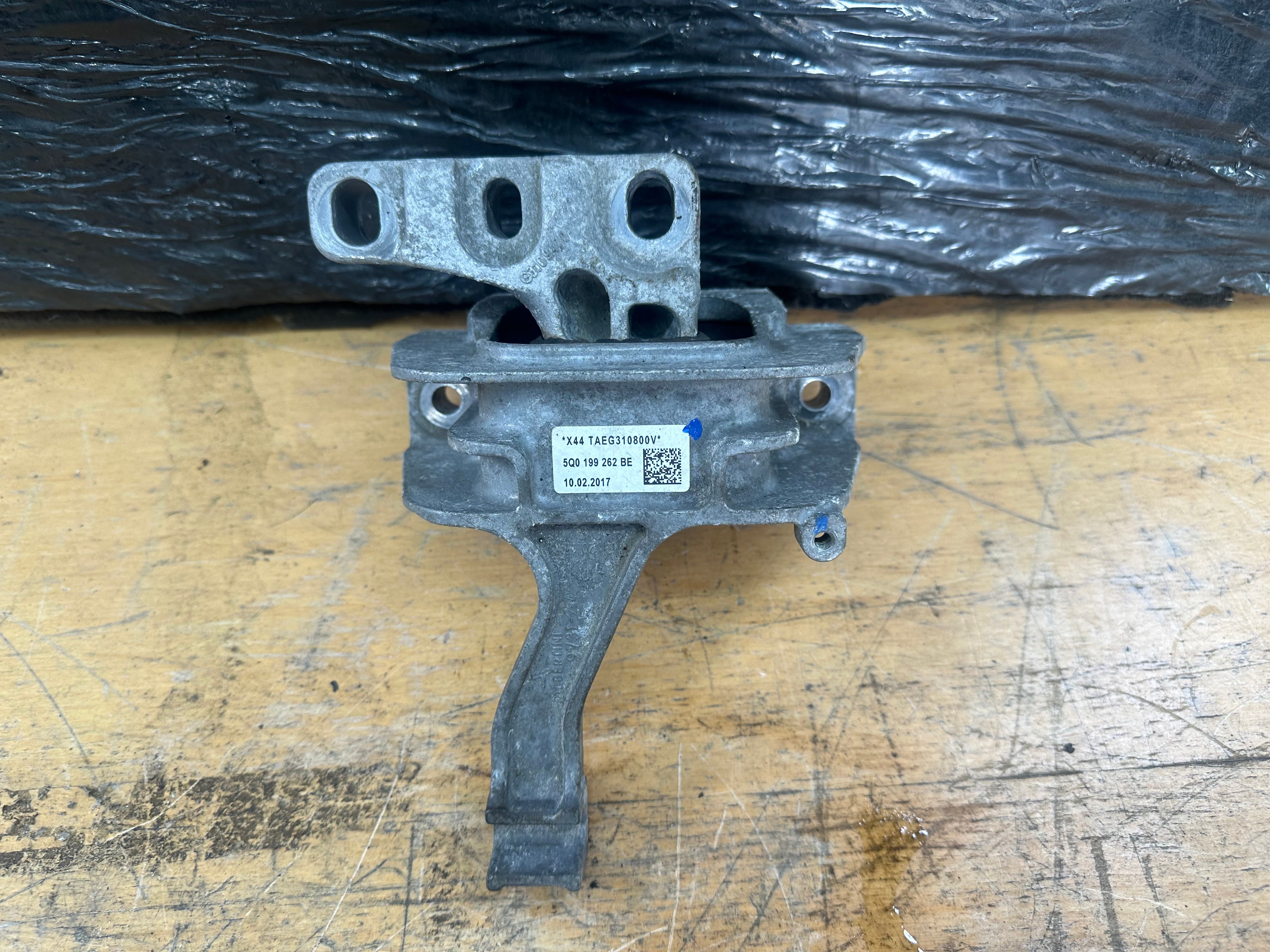 Audi A3 S line 2017 / VW Golf Mk7 2017 Right O/S Drivers Engine Mount (5Q0 199 262 BE)