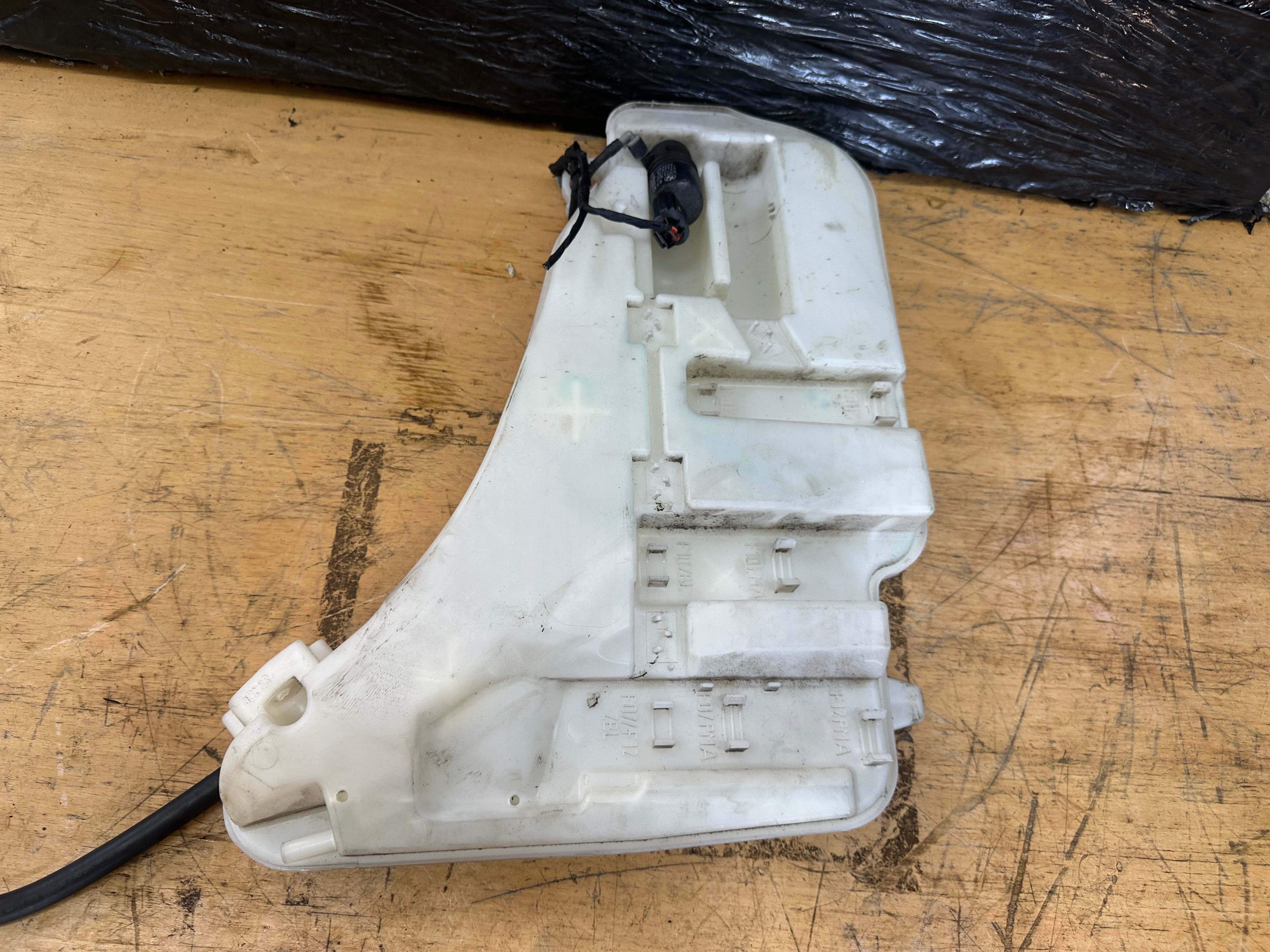 BMW 5 Series 520d 2010–2014 Washer Bottle & Motor (132640-11)