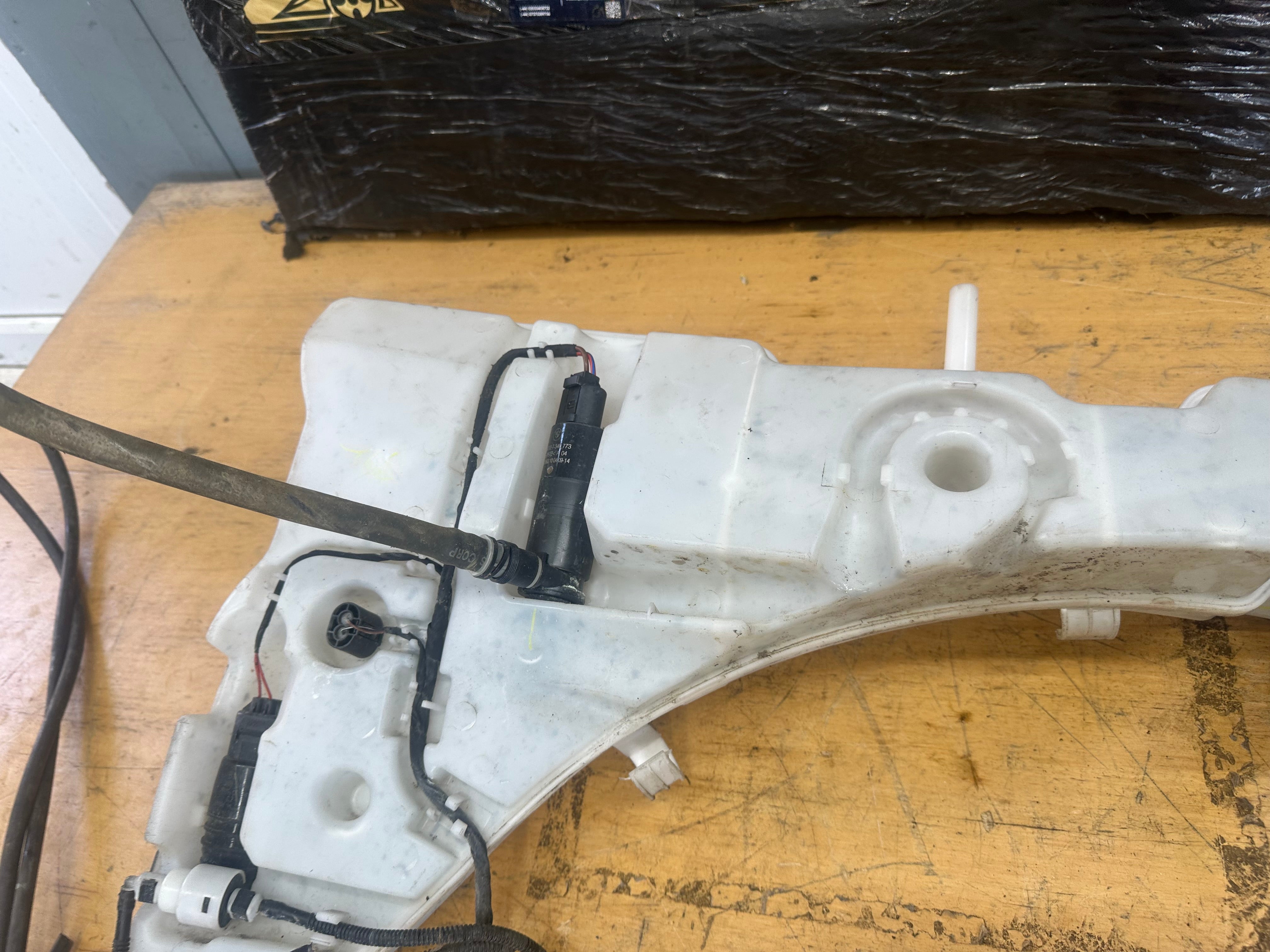 BMW X5 F15 2014–2018 M Sport Windscreen Washer Bottle (7292424) (7292424-14)