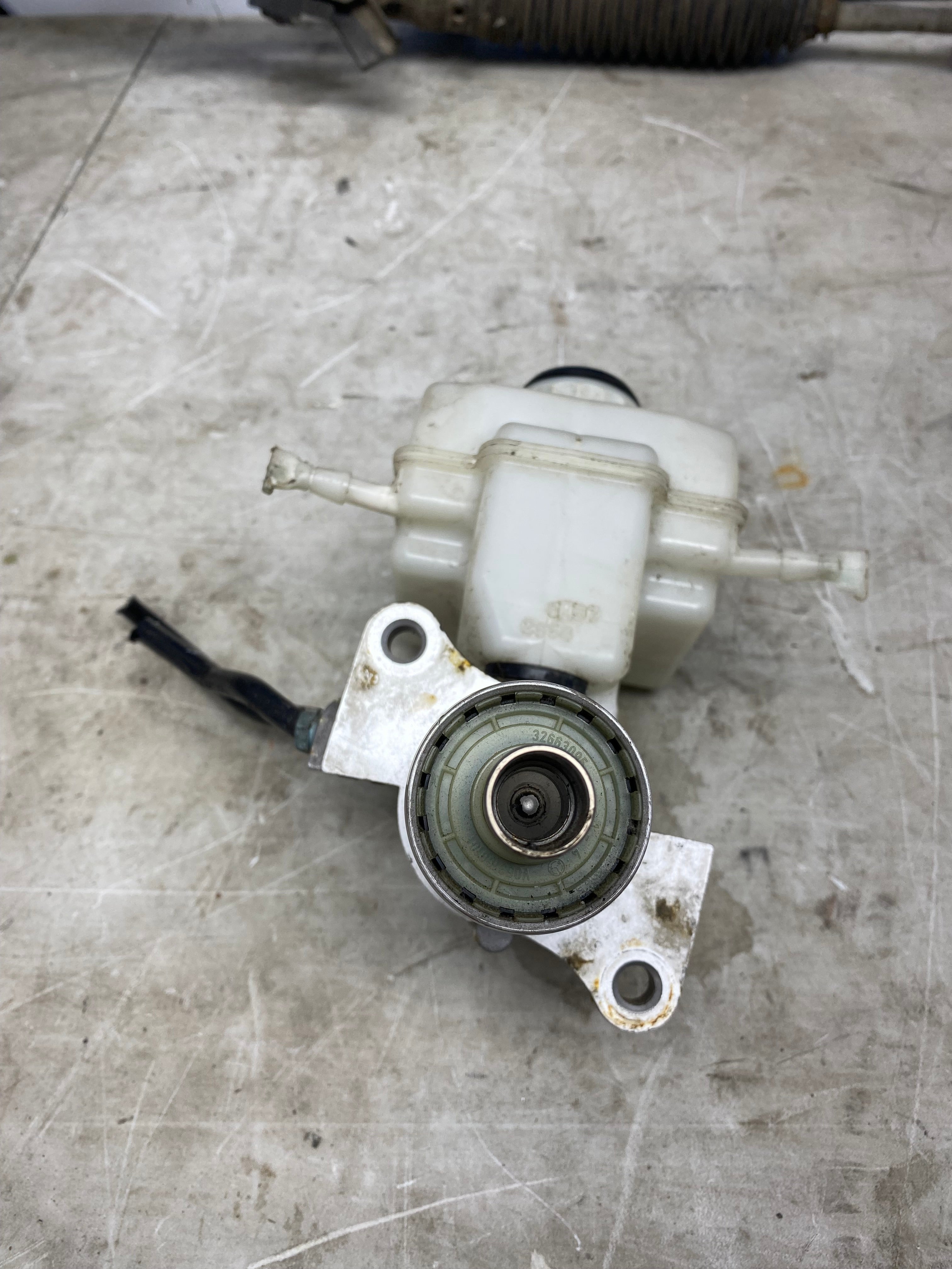 BMW X5 E70 Brake Master Cylinder & Reservoir 2009 (32665504) (34336771718)