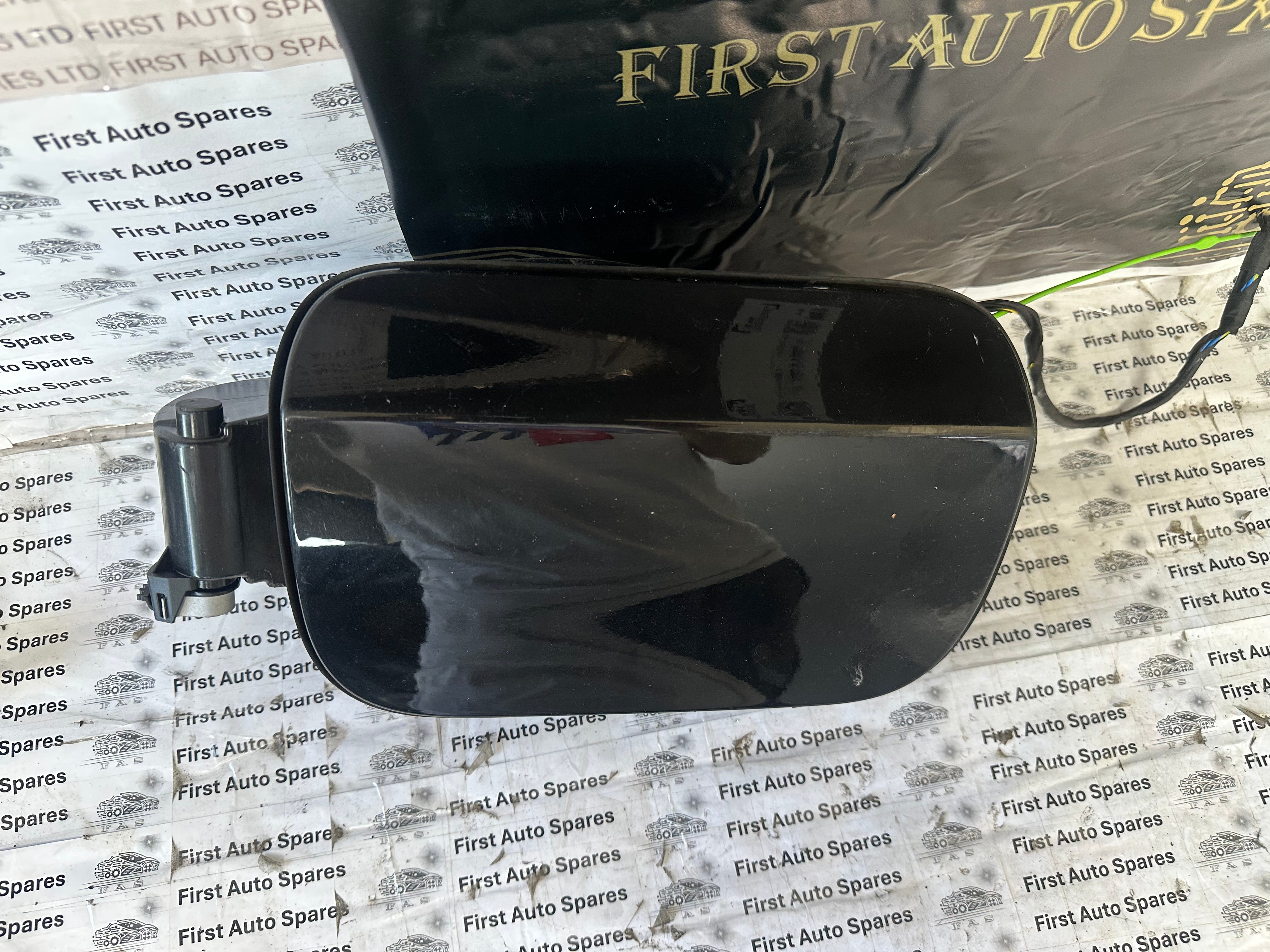 BMW 5 Series g30 Complete Fuel Filling Flap with Inner Plastics (61177387940) (118844-10) (1350775-05)