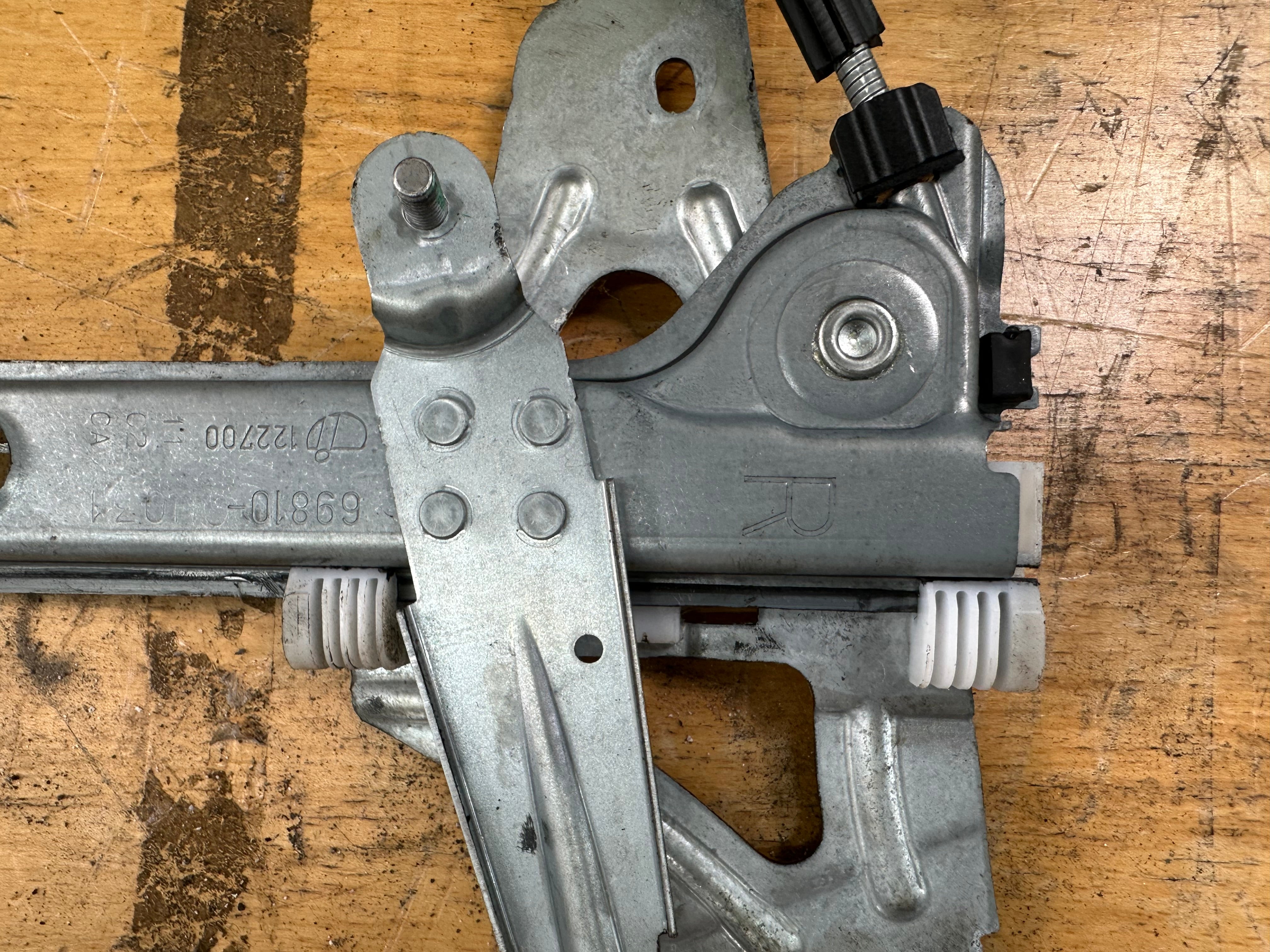 Peugeot 108 2018 Driver’s Right Front Window Regulator (402662A)