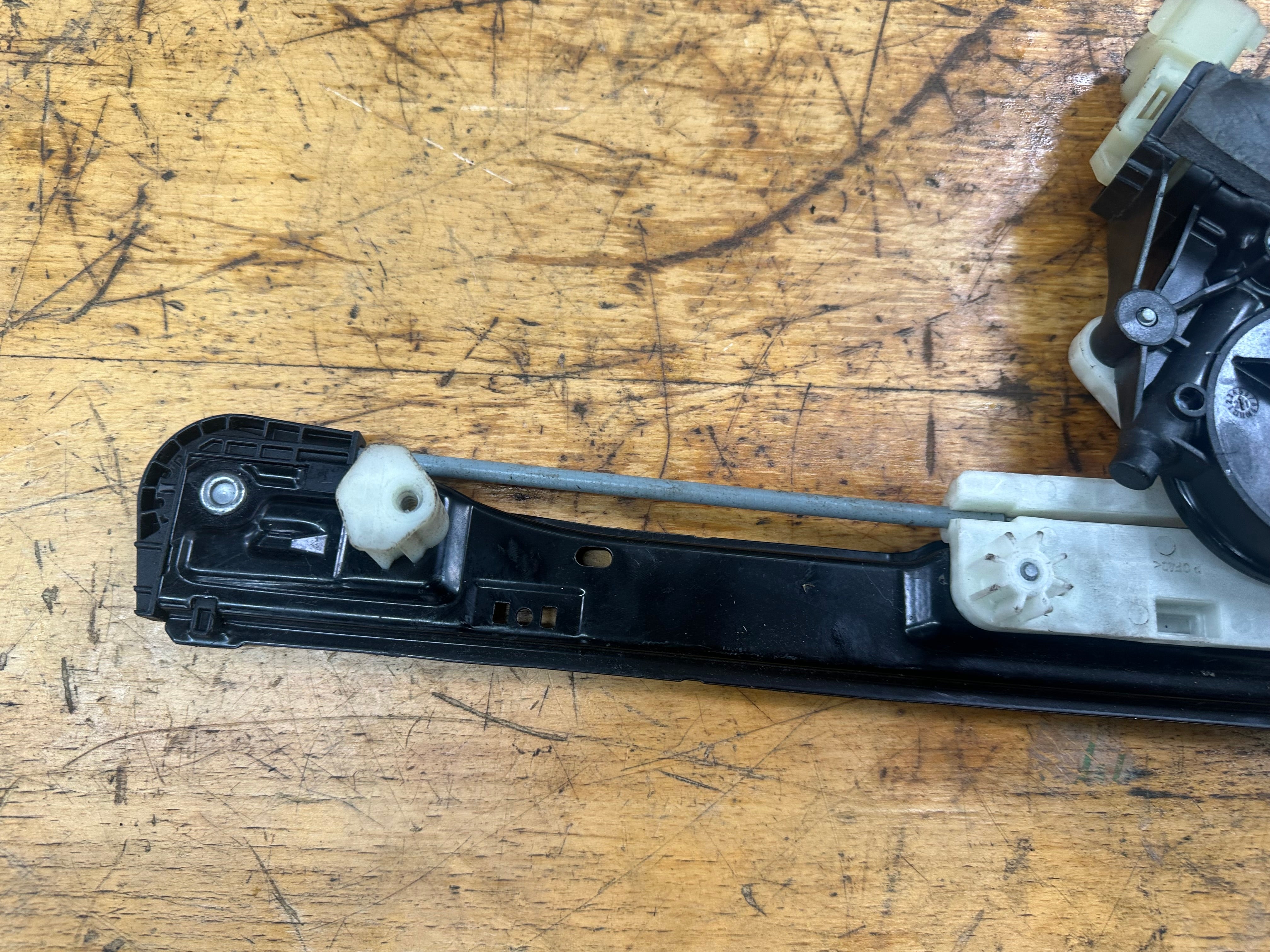 Land Rover F-Pace Front Left N/S/F Window Regulator (0130822792) (840368008)