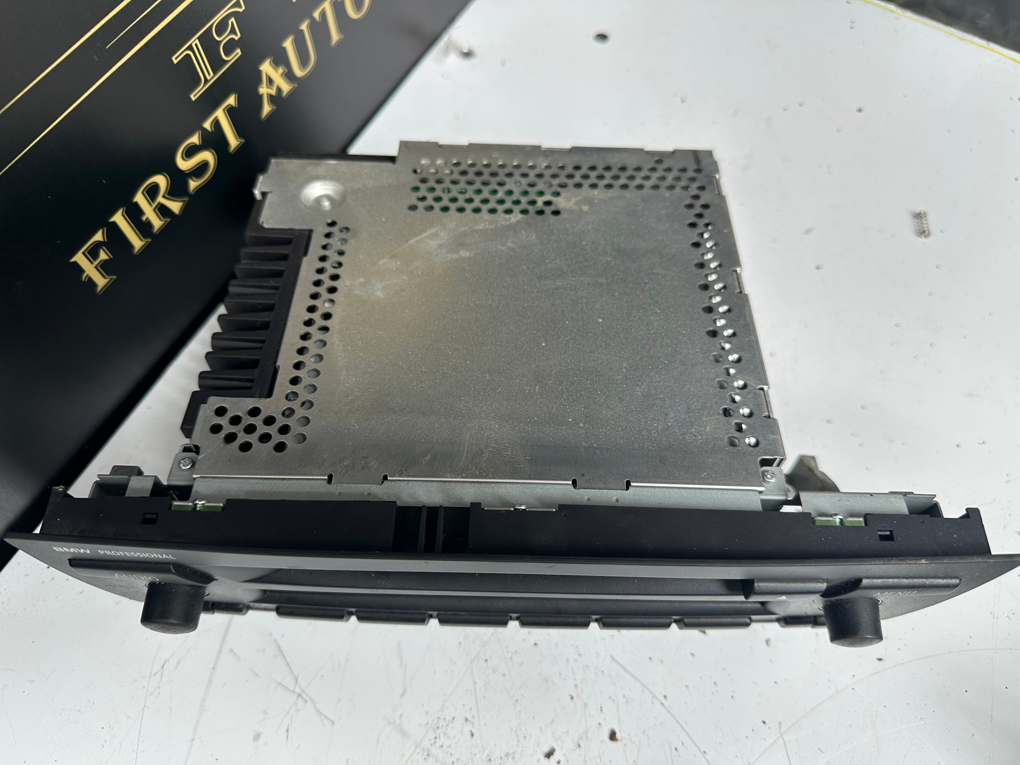 BMW E90 Radio Professional CD73 Player (65126983018)
(65.12-6 983 018)