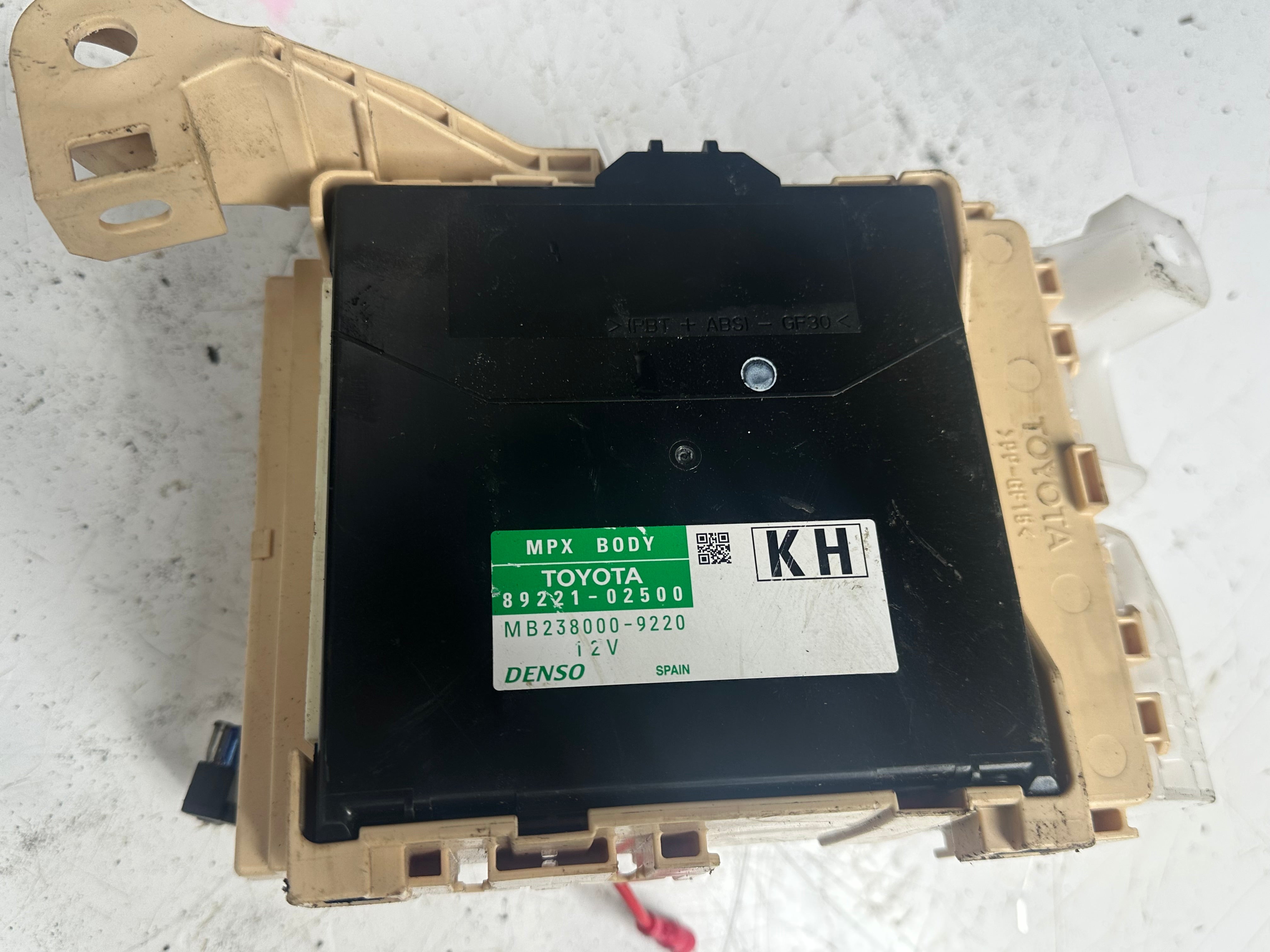 Toyota Auris Hybrid Body Control Module (6358-6756) (82730-12X81) 89221-02500)