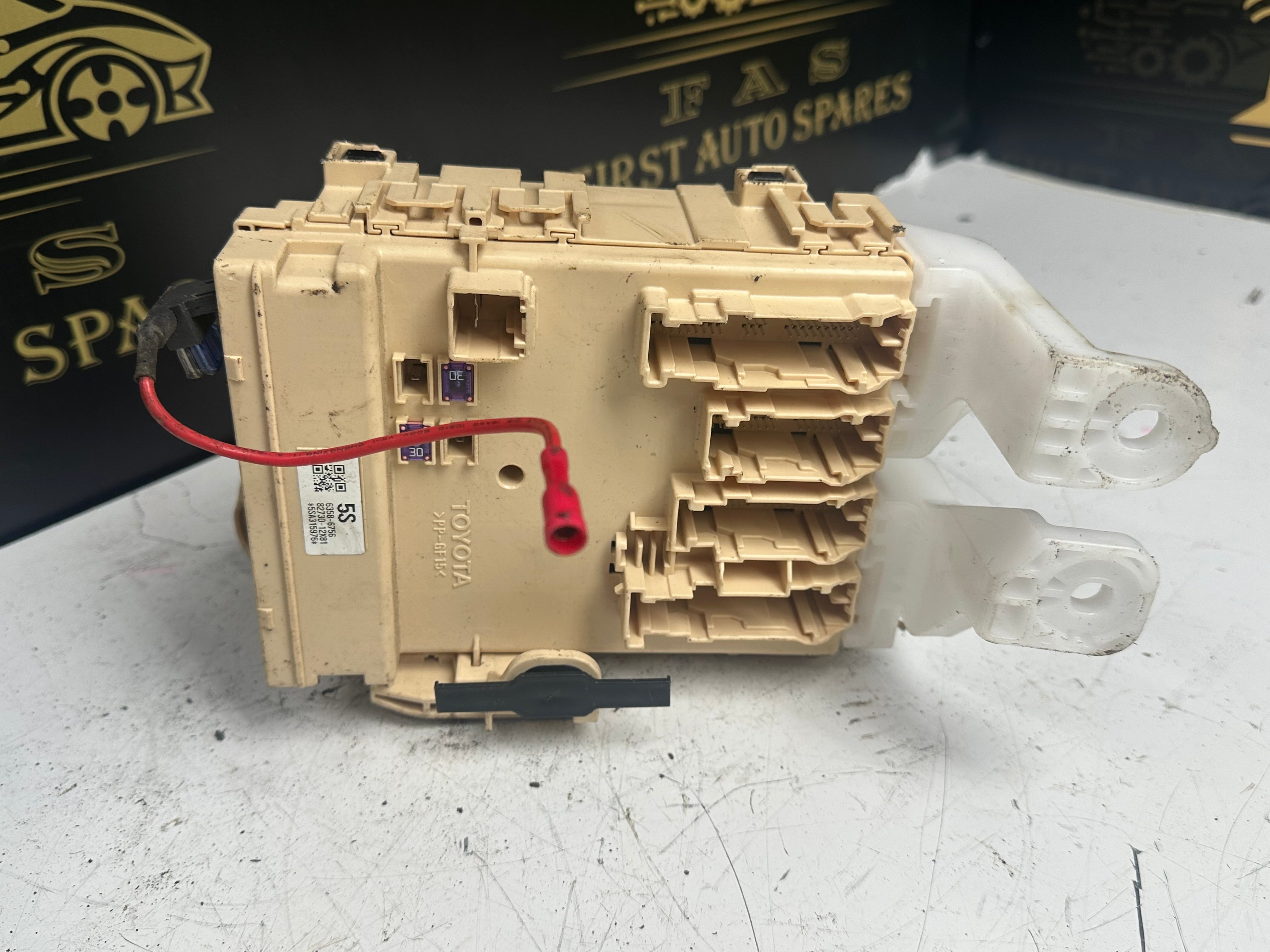 Toyota Auris Hybrid Body Control Module (6358-6756) (82730-12X81) 89221-02500)