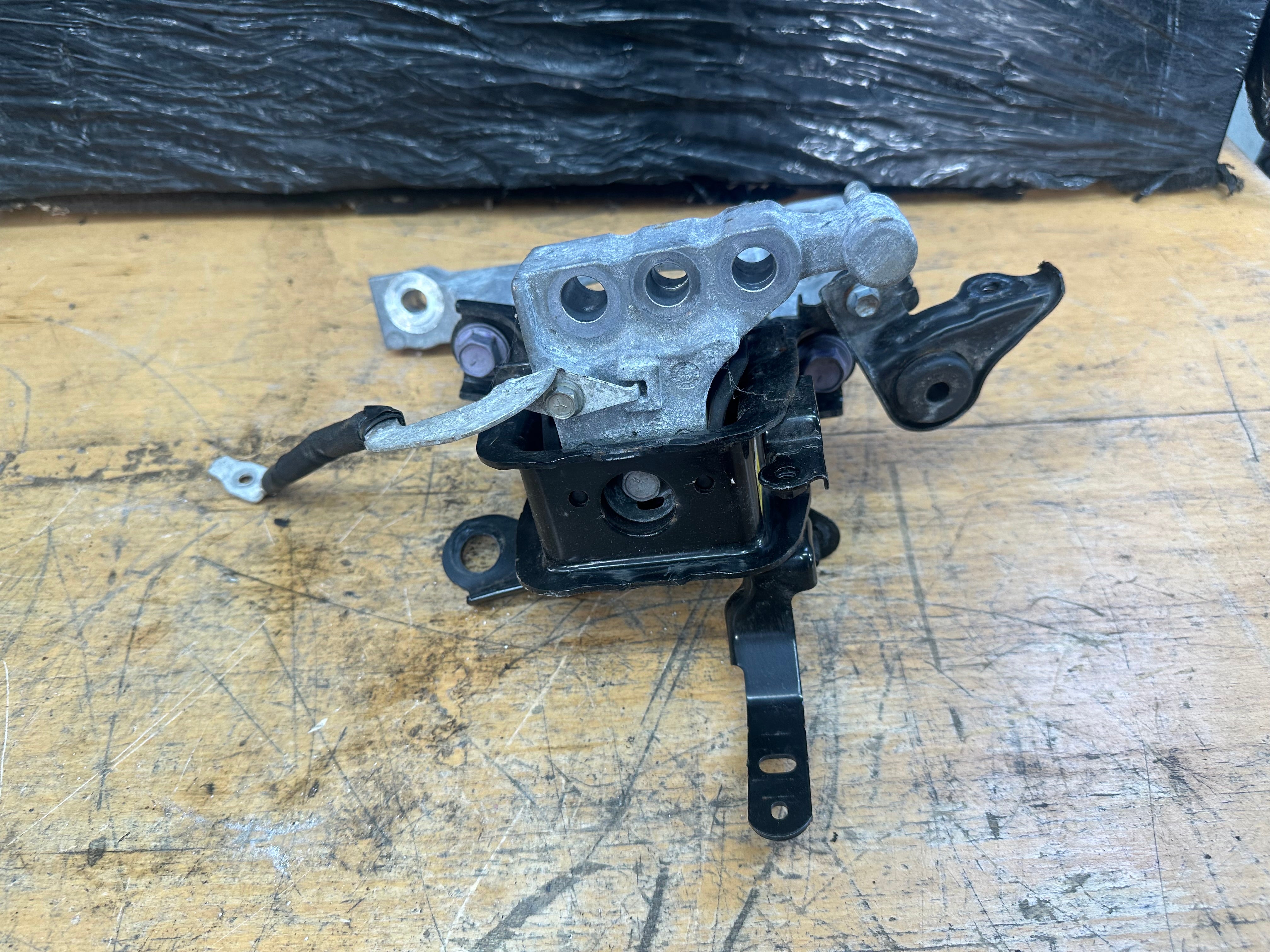 Toyota RAV4 (XA50) 2022 2.5 Hybrid Right Driver's Side Engine Mount (12305-25040)