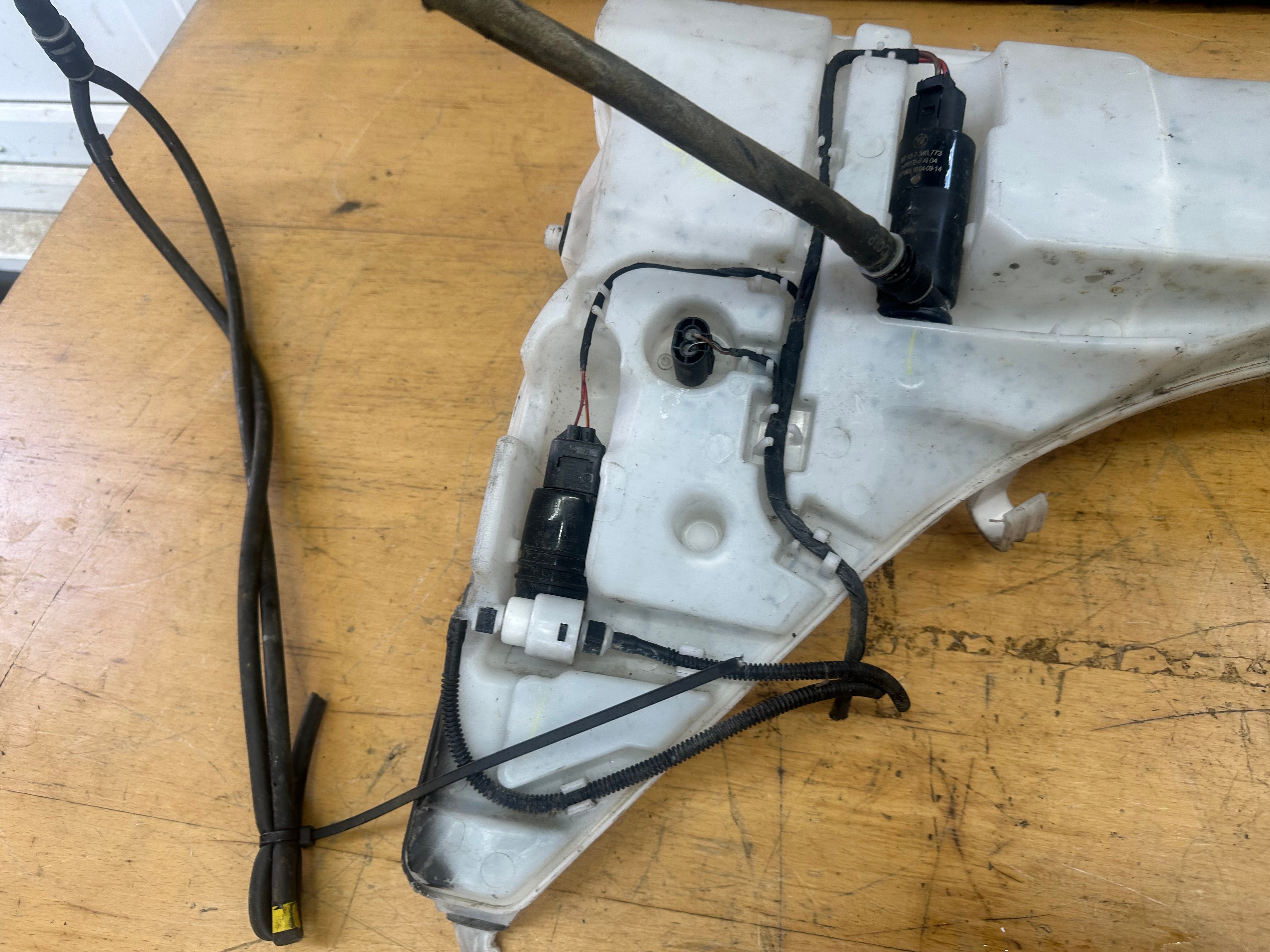 BMW X5 F15 2014–2018 M Sport Windscreen Washer Bottle (7292424) (7292424-14)