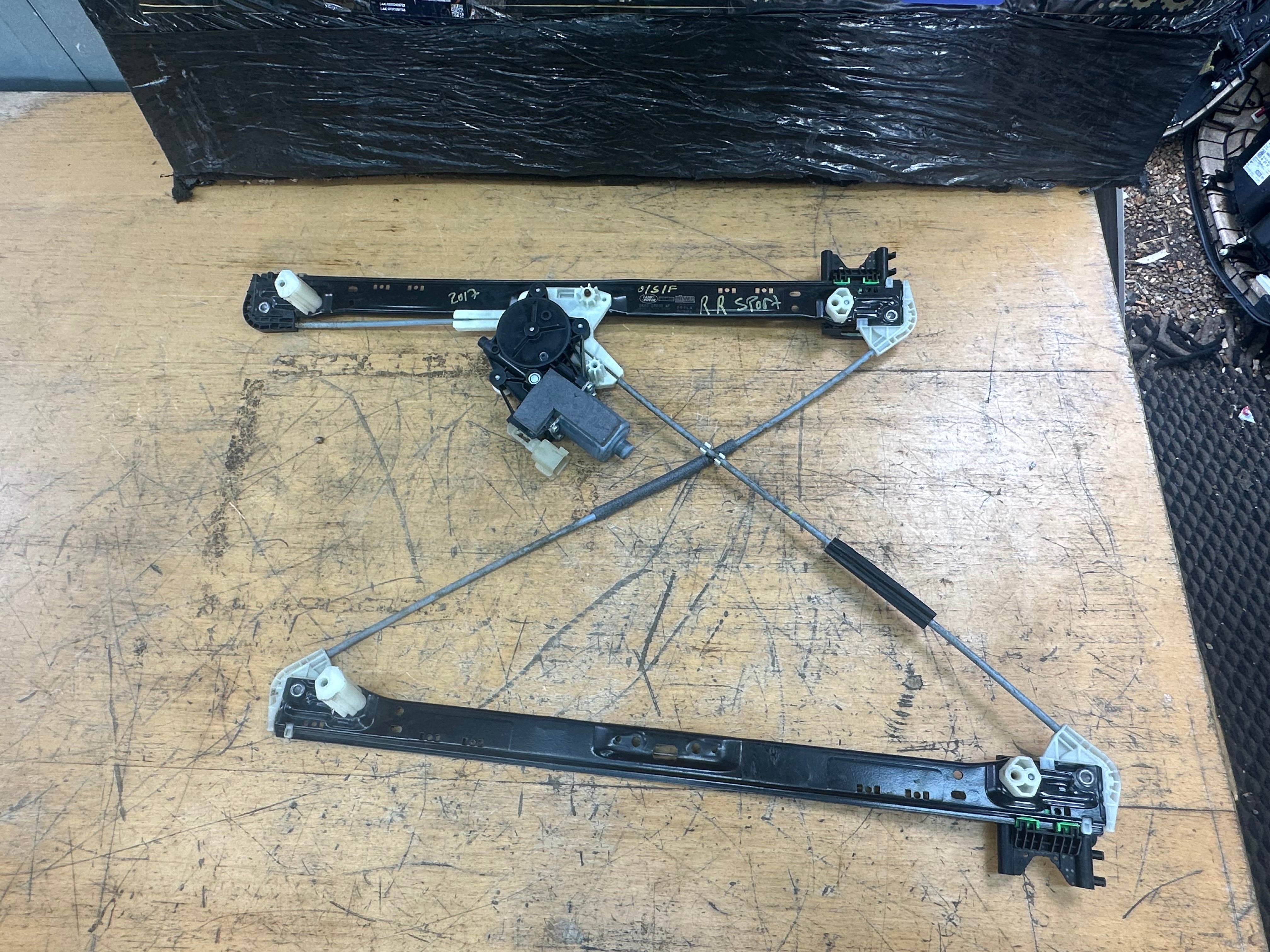 Range Rover Sport Right Driver’s Front O/S/F Window Regulator (0130822783)