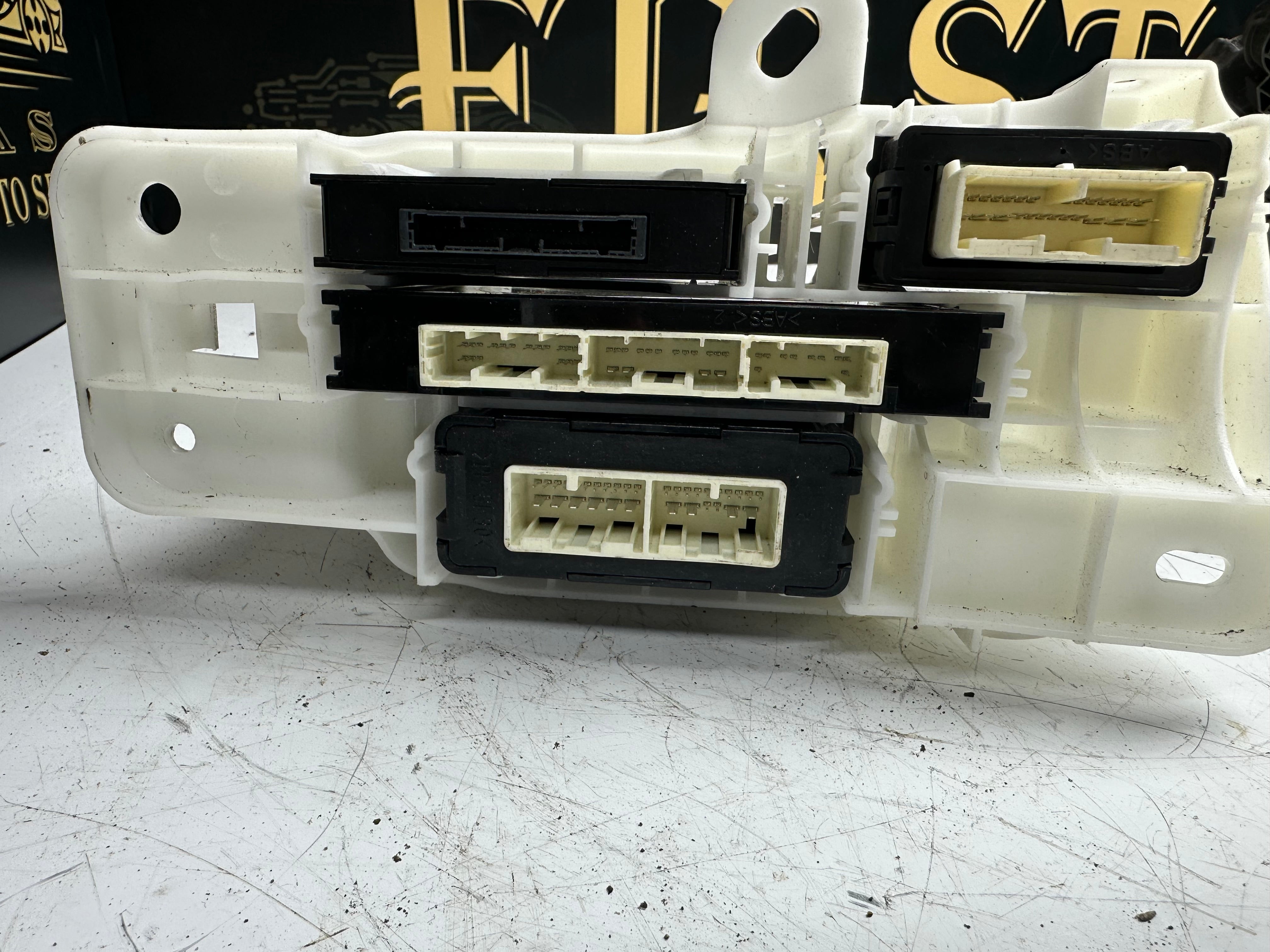 Toyota Auris Hybrid HEV E18 Box Computer Integration (82877-02040)