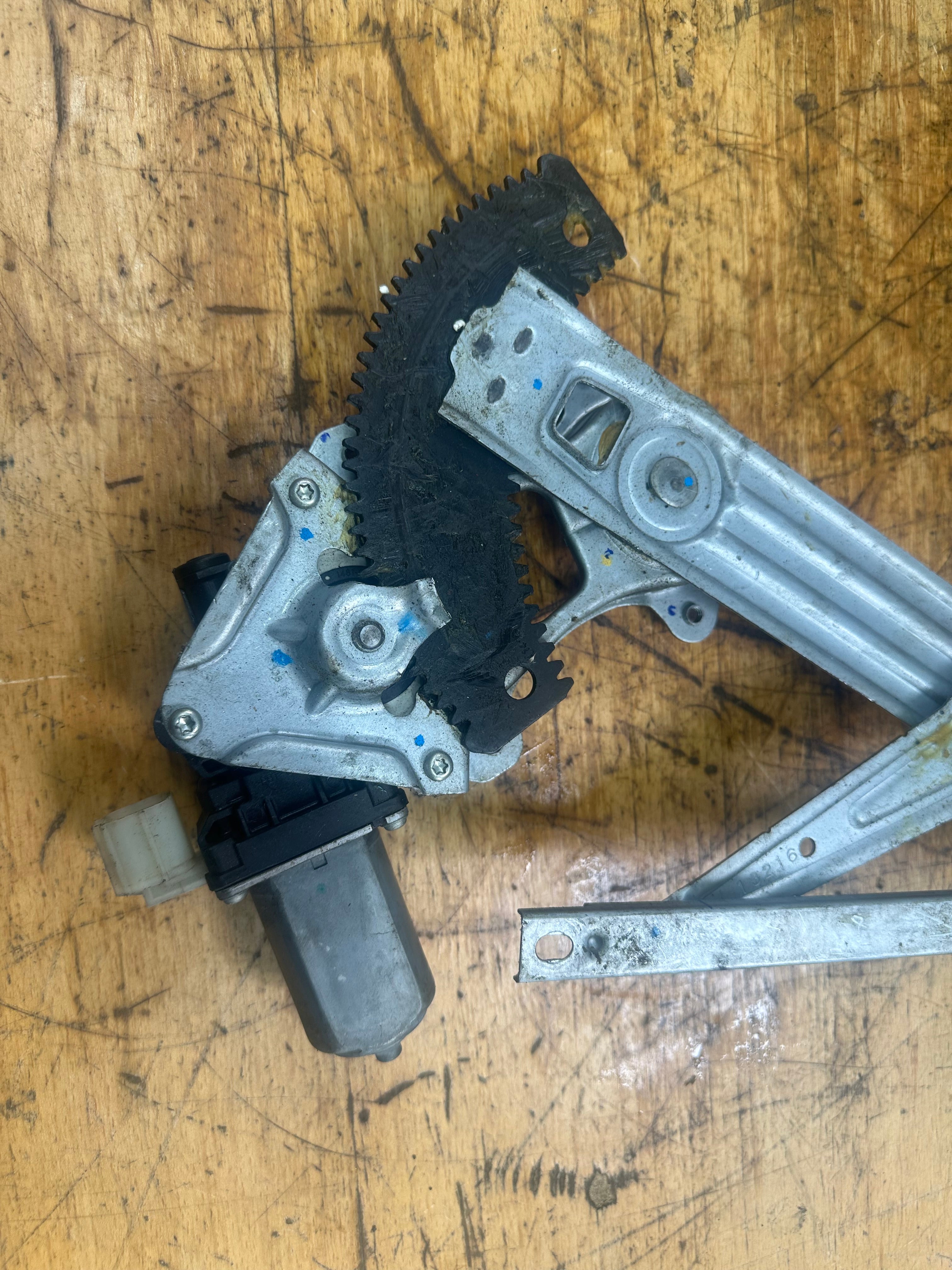 Nissan Note 2016 Right Front O/S/F Window Regulator (80730-1HB2A) (1061018)