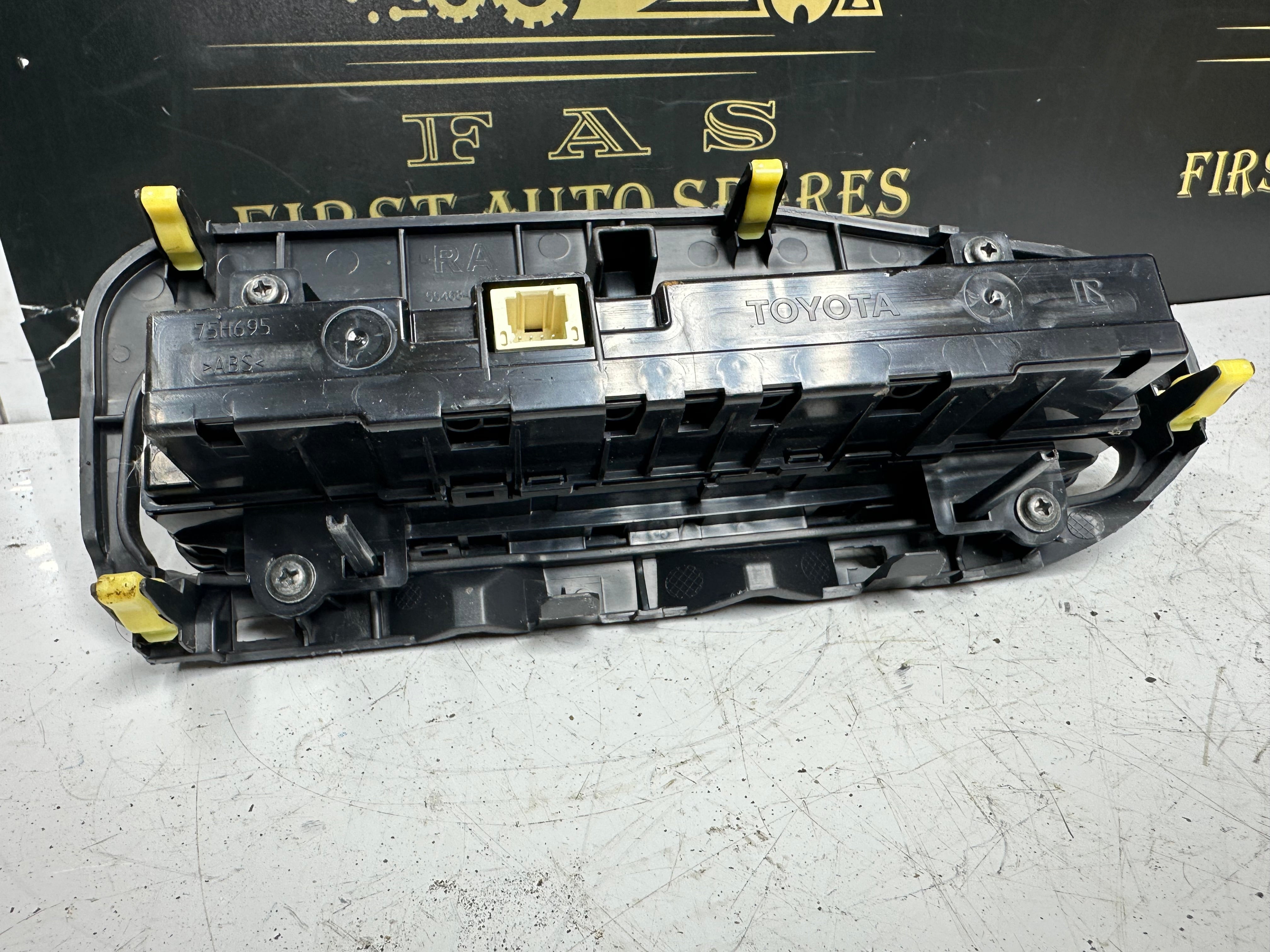 Toyota Auris Heater Control Panel (55468-02040) (75H695)