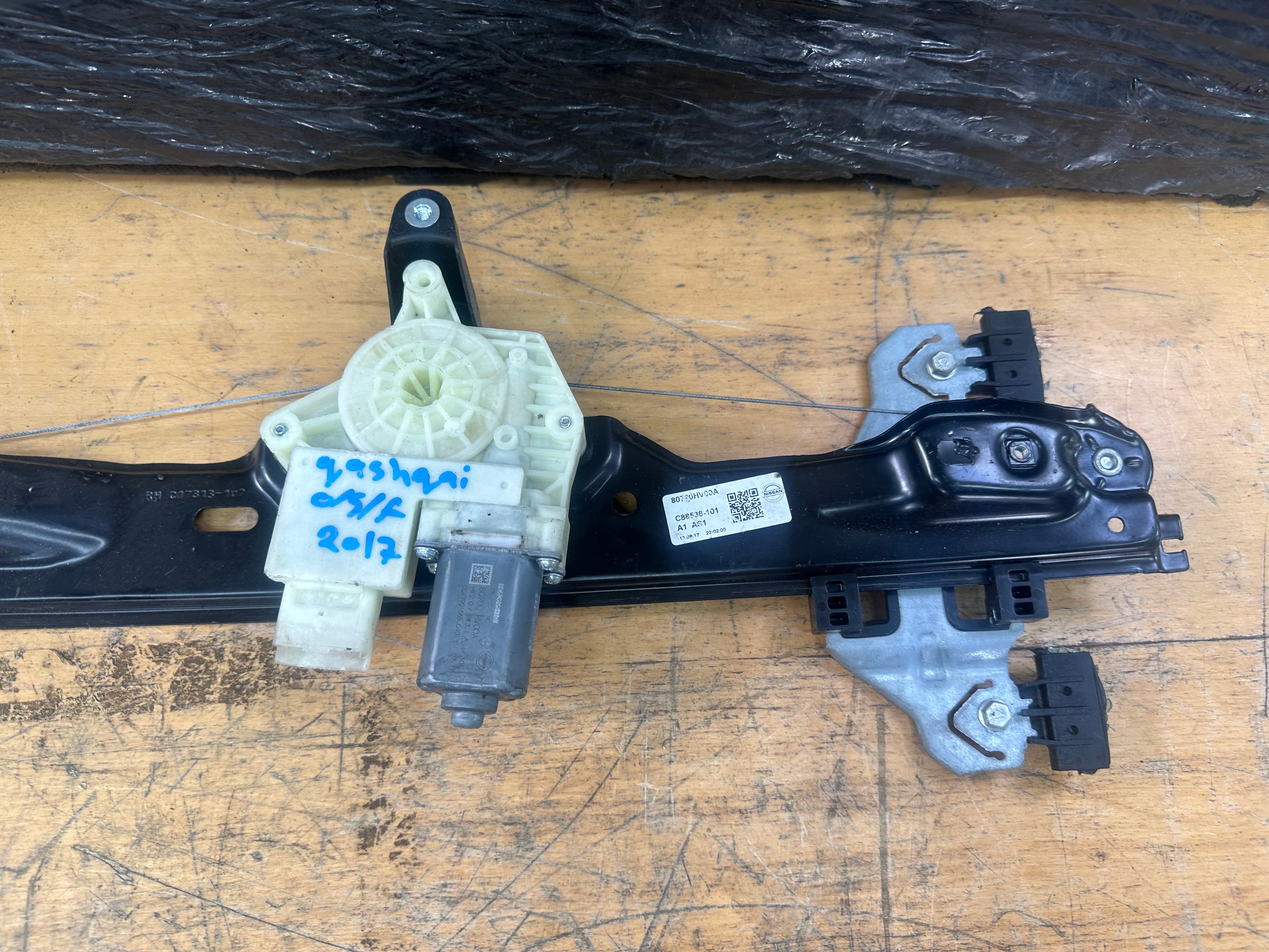Nissan Qashqai J11 2017 Right Front O/S/F Window Regulator (80700 HV00A)