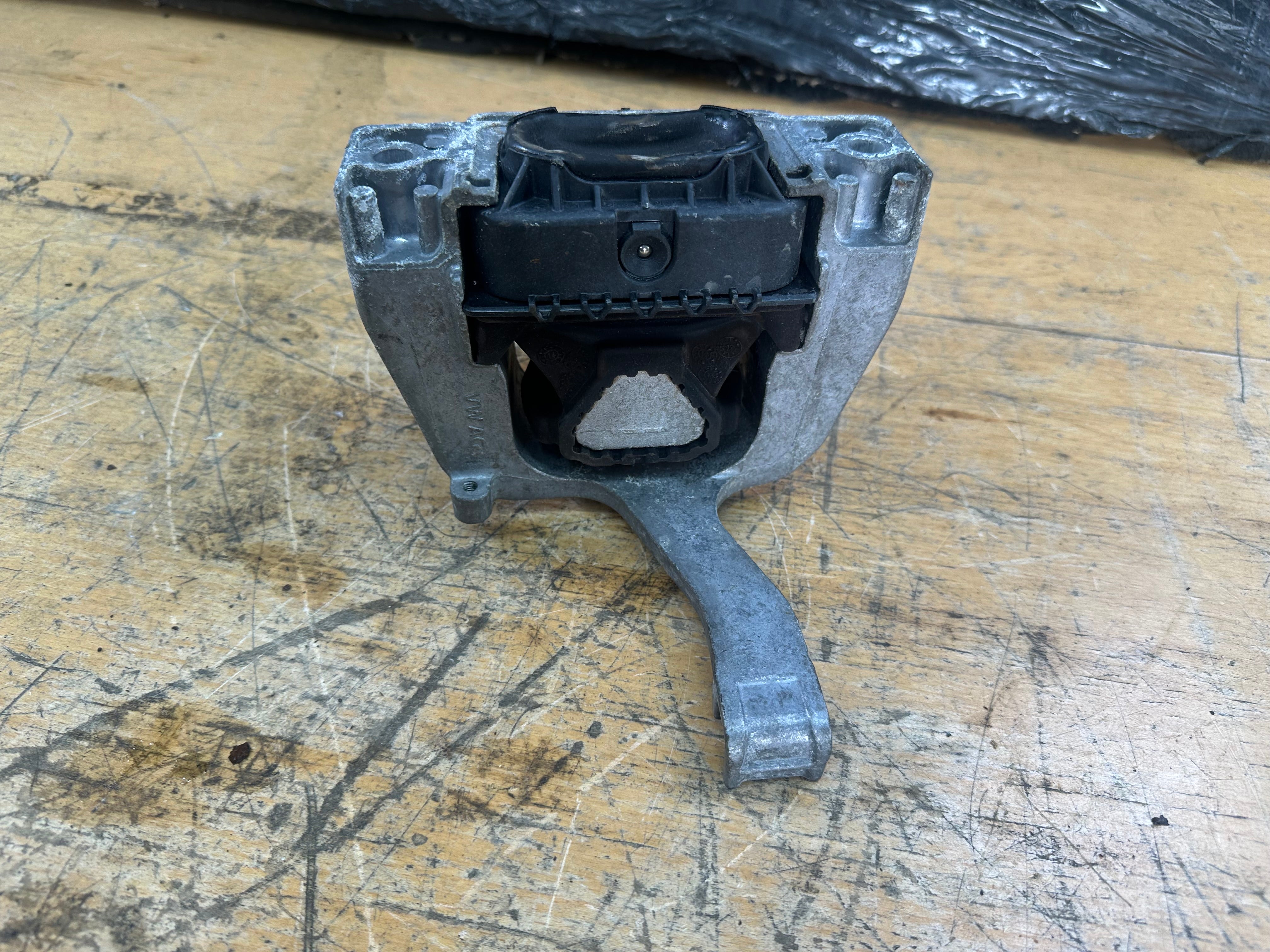 Audi A3 S line 2017 / VW Golf Mk7 2017 Right O/S Drivers Engine Mount (5Q0 199 262 BE)