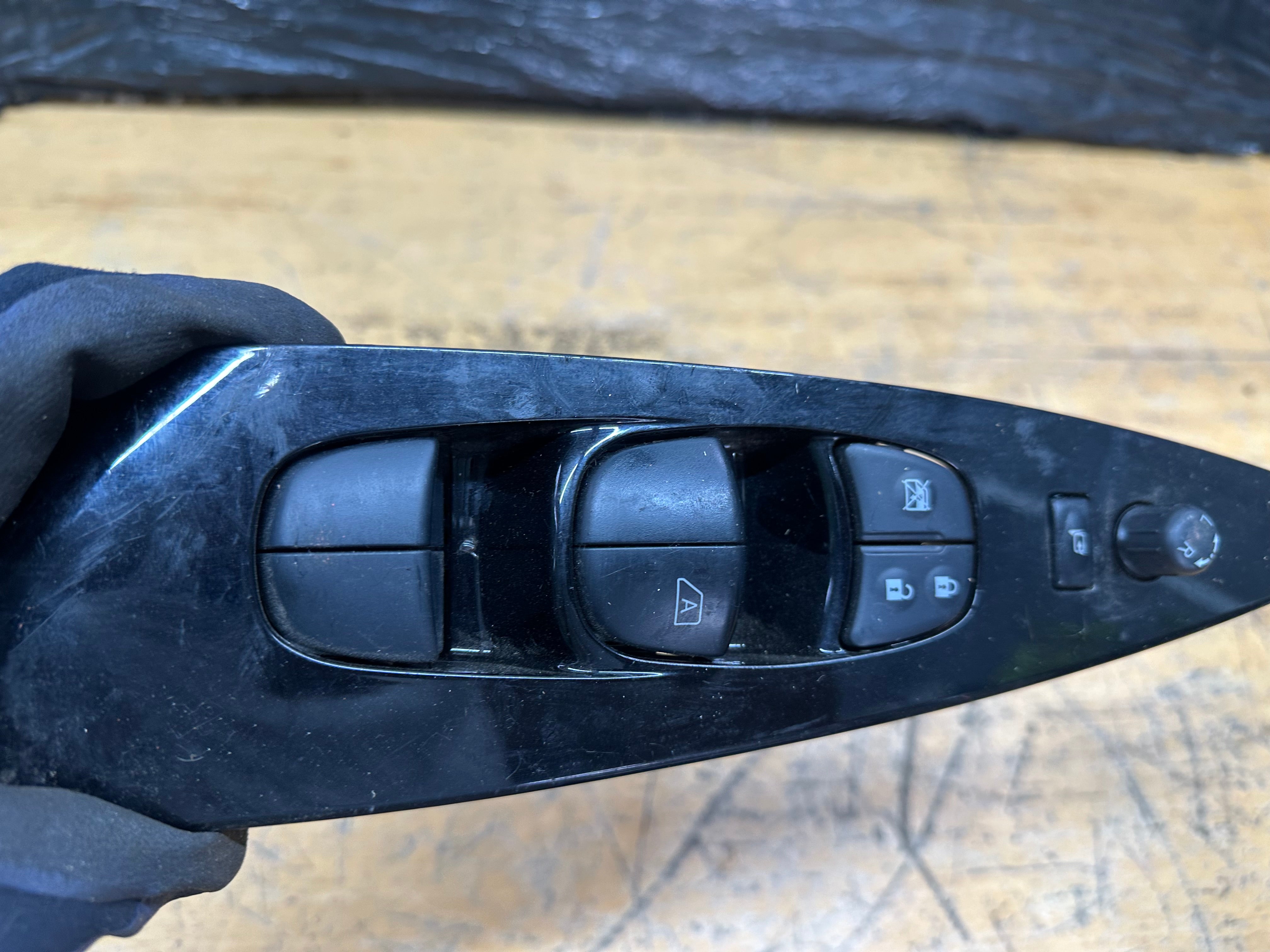Nissan Leaf 2021 Front Right Door Window Switch (80960 3NM0A) (25401 5SJ0A)