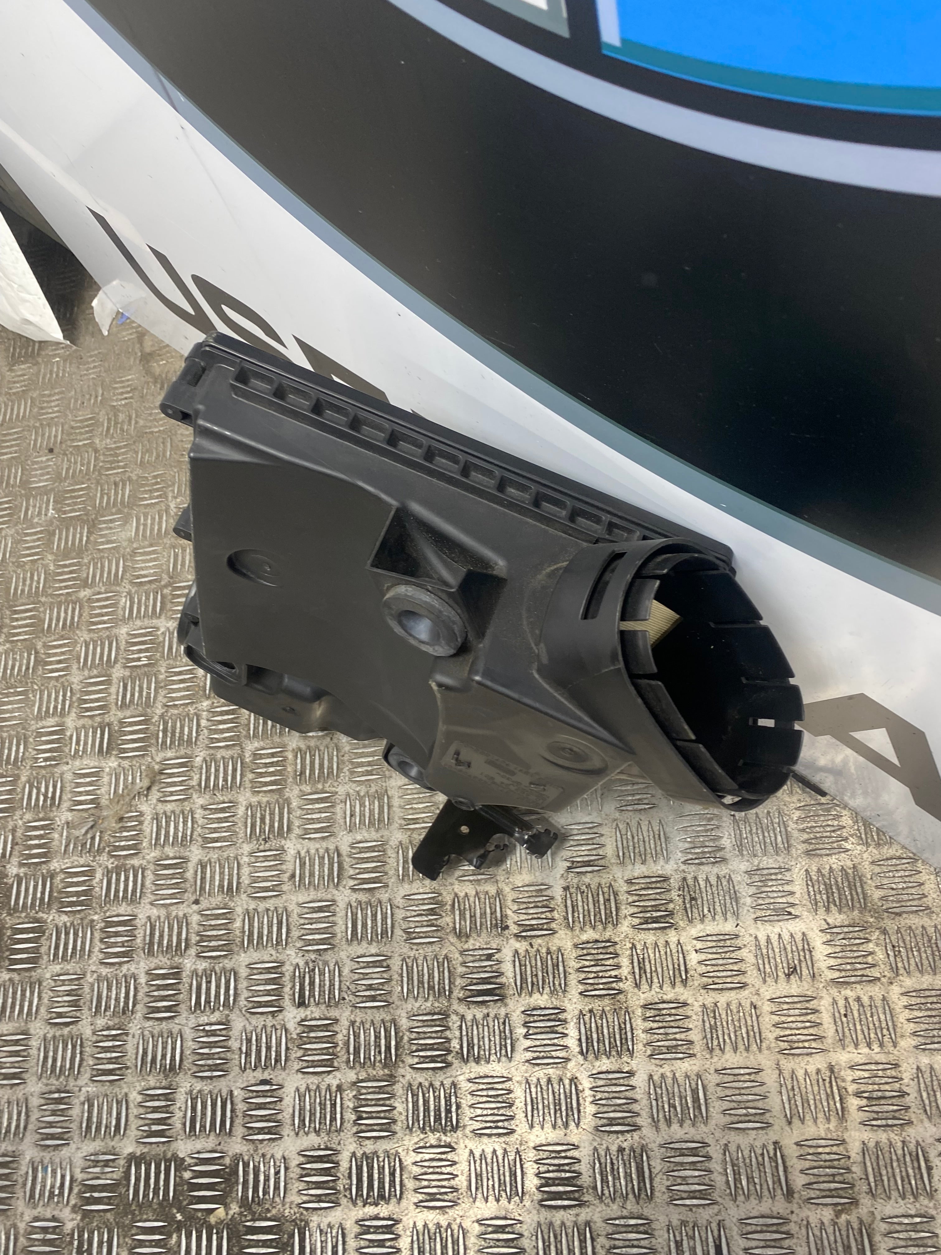 BMW 5 Series F07 / F10 / F11 / 6 Series F13 / X3 F25 N55 Air Filter Box Intake Silencer Housing (7583725) – 2009–2018