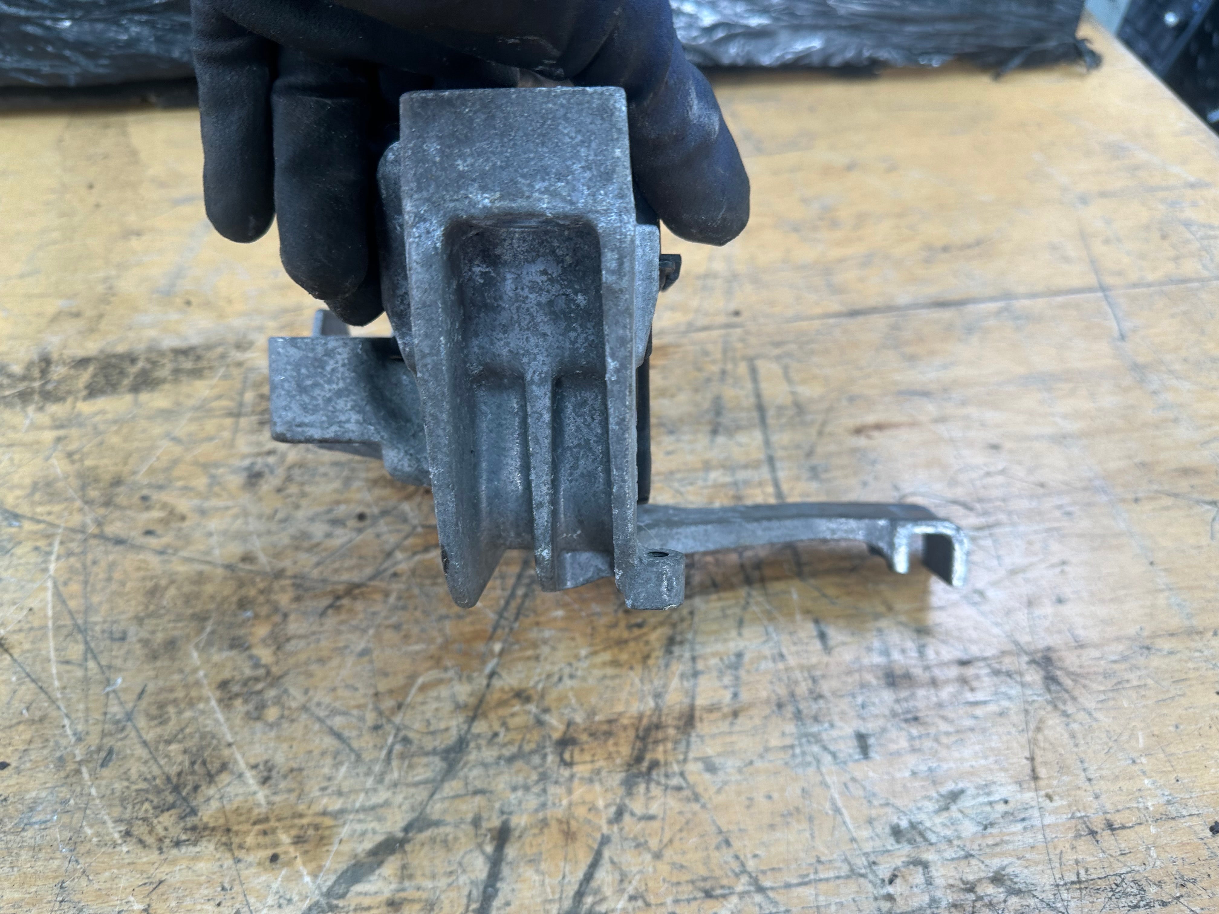 Audi A3 S line 2017 / VW Golf Mk7 2017 Right O/S Drivers Engine Mount (5Q0 199 262 BE)