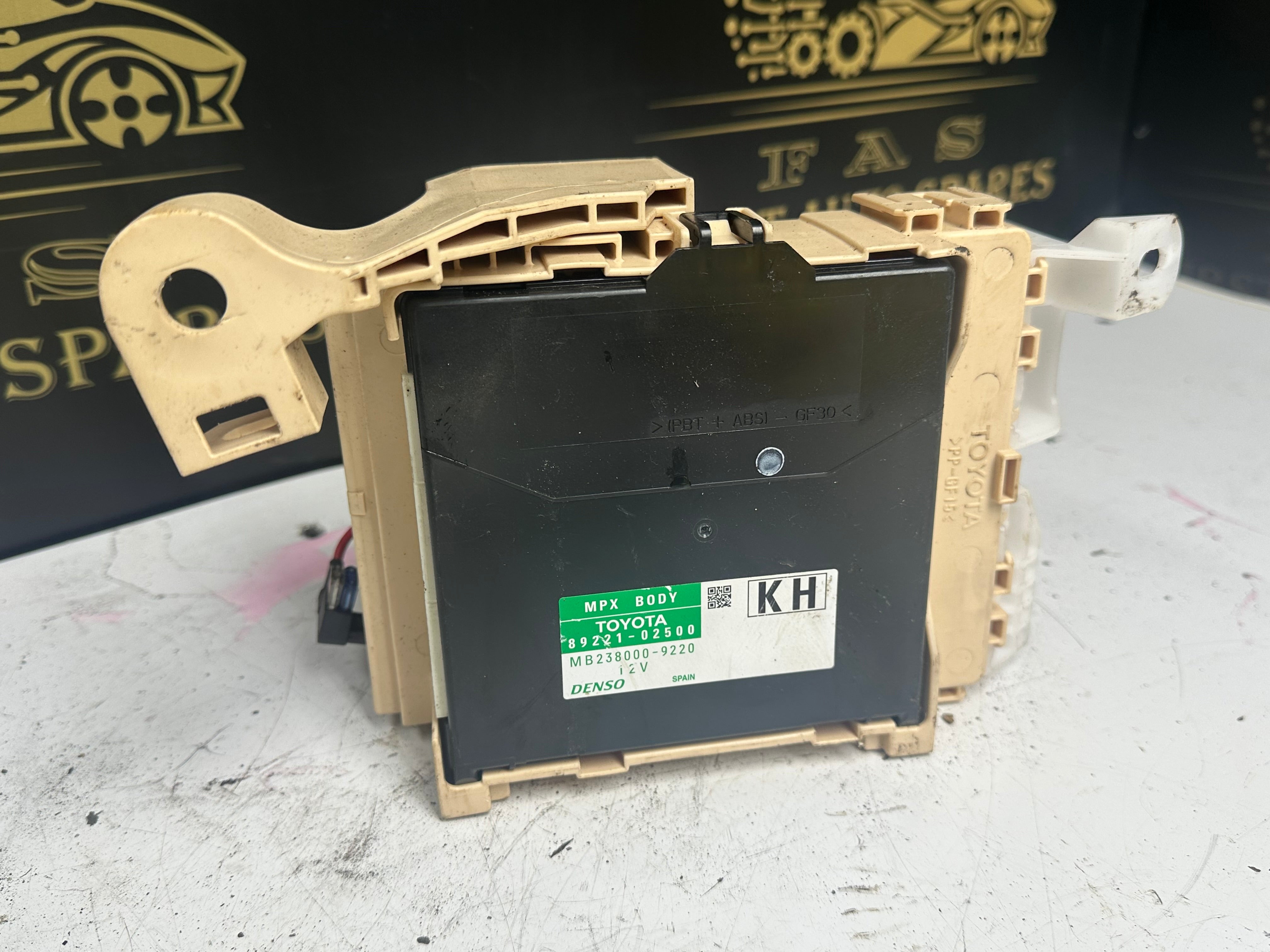 Toyota Auris Hybrid Body Control Module (6358-6756) (82730-12X81) 89221-02500)