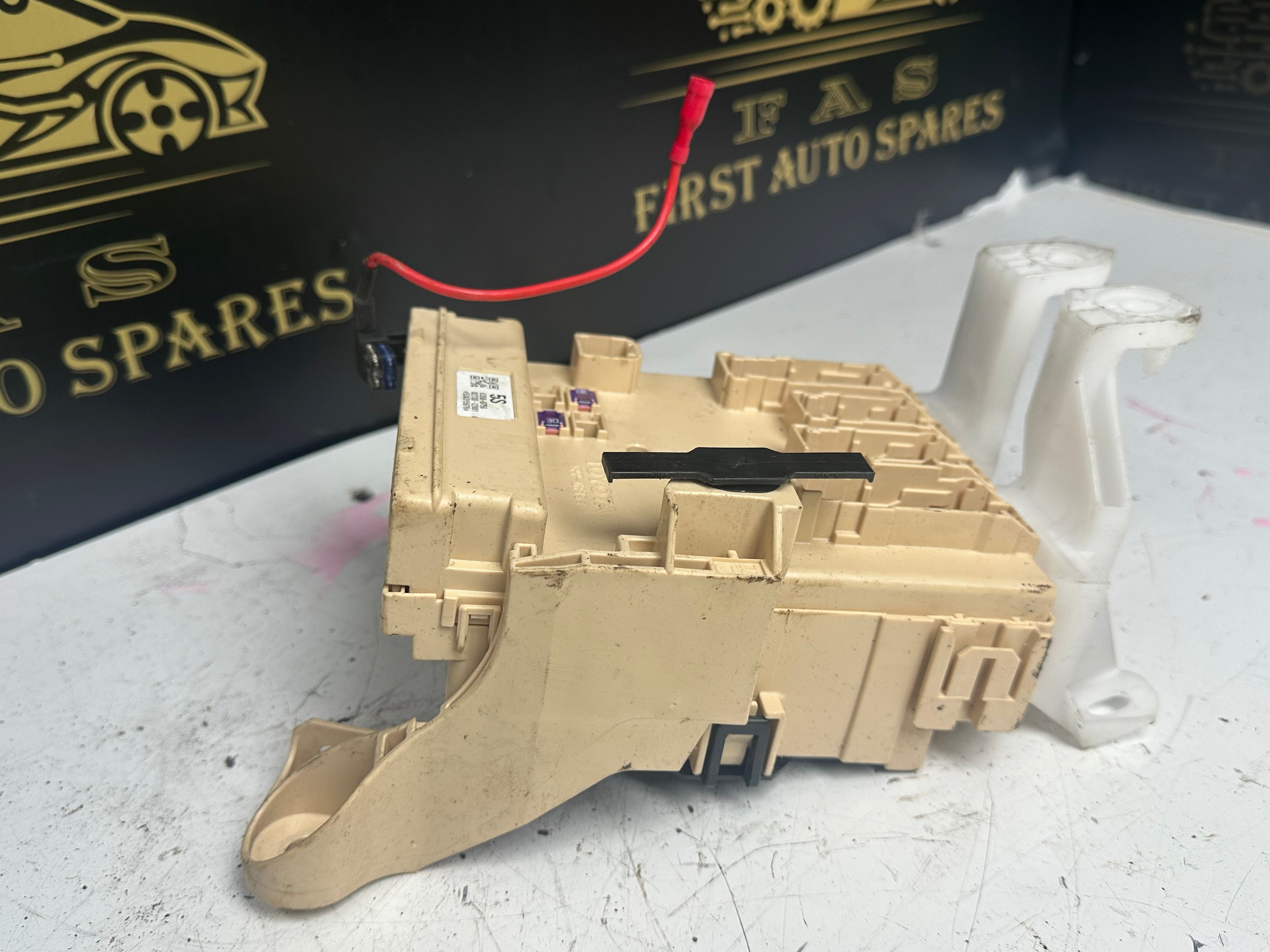 Toyota Auris Hybrid Body Control Module (6358-6756) (82730-12X81) 89221-02500)