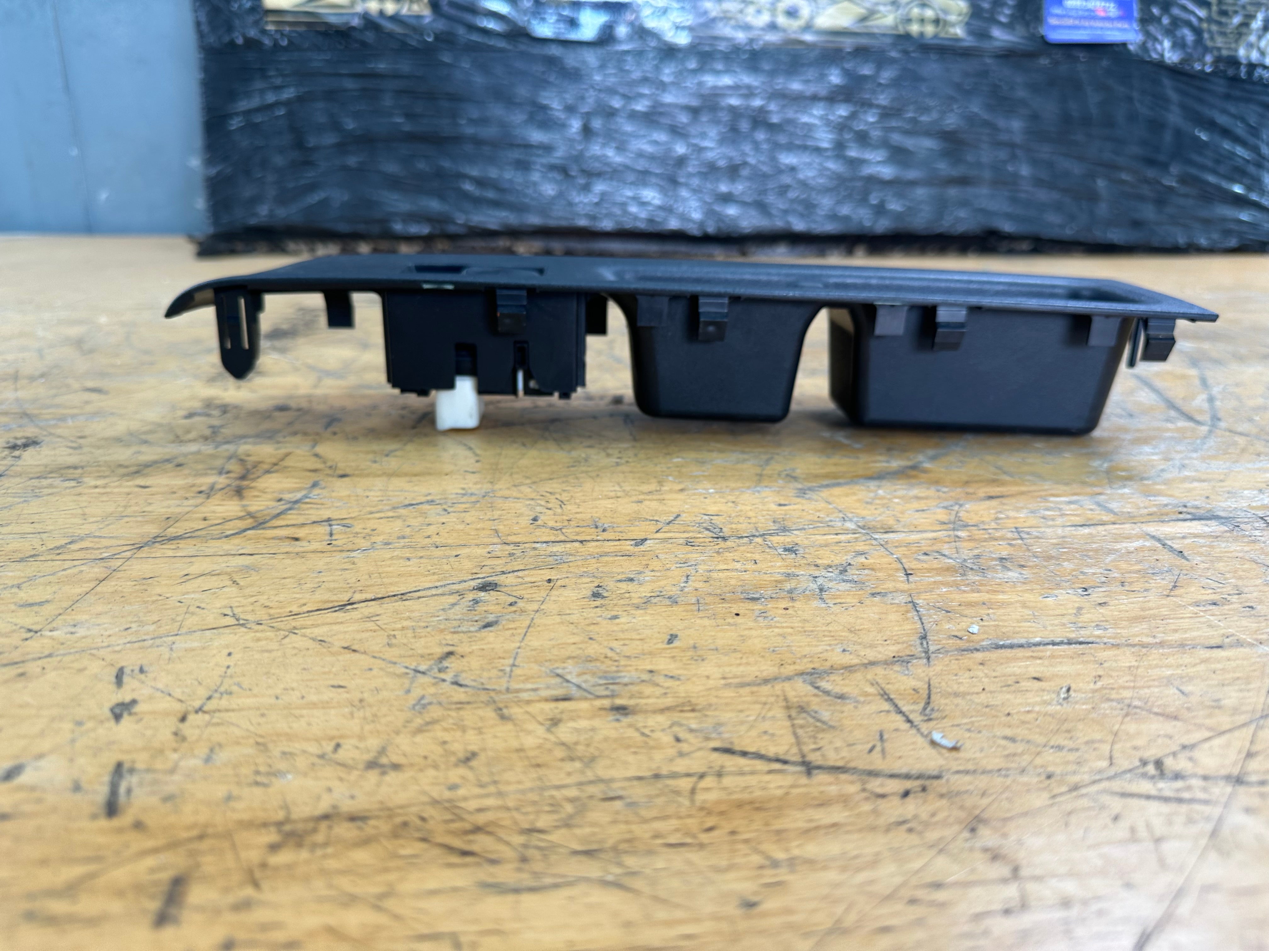 Toyota Yaris 2013 Left Passenger Window Control Switch (74232-0D320)